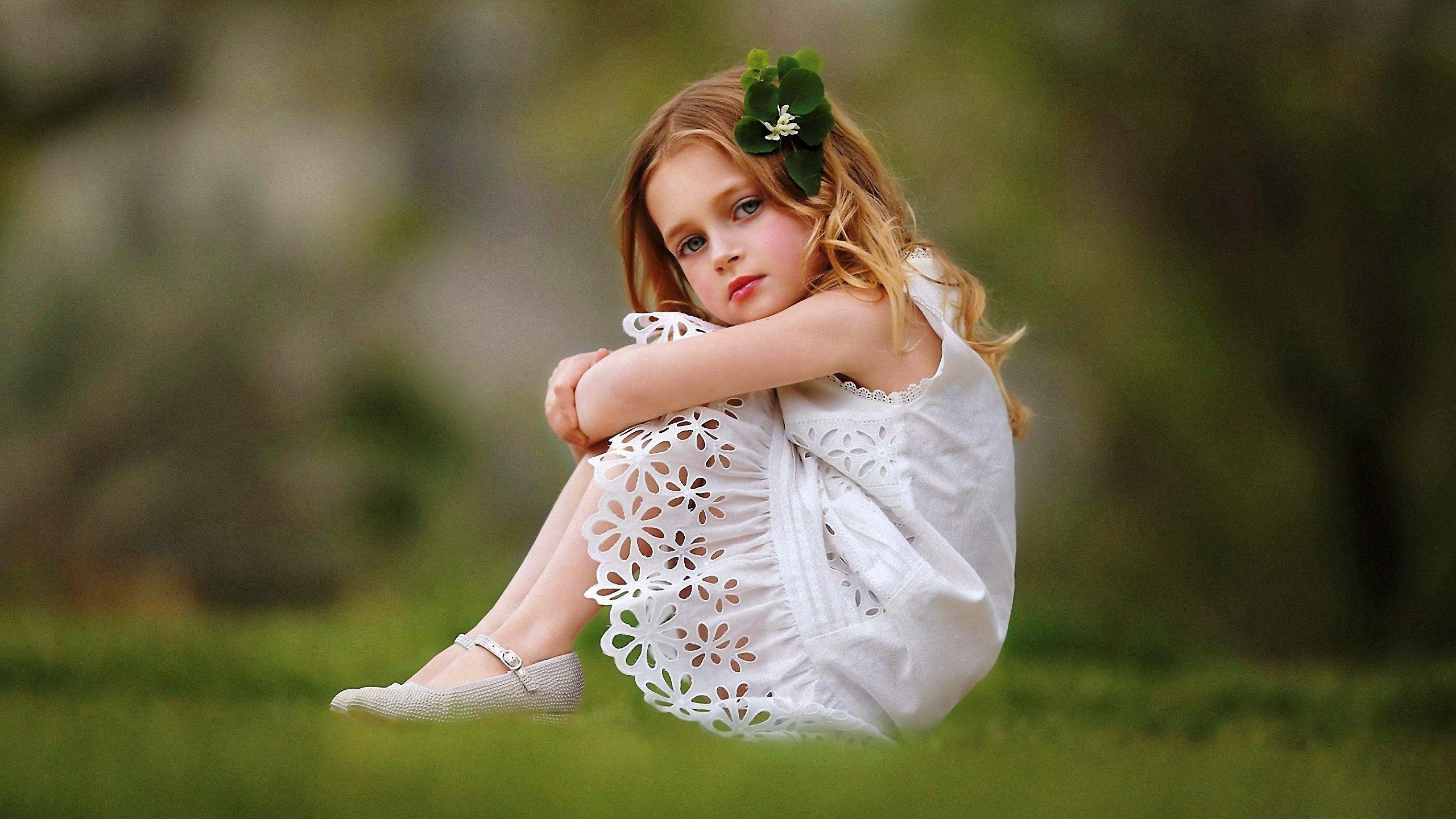 child photography of cute little girl wallpaper