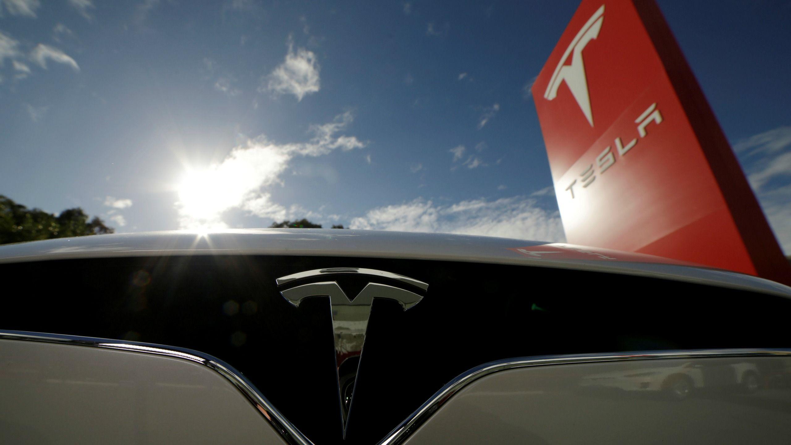 Report: Tesla Close To Testing Prototype For Self Driving Semi
