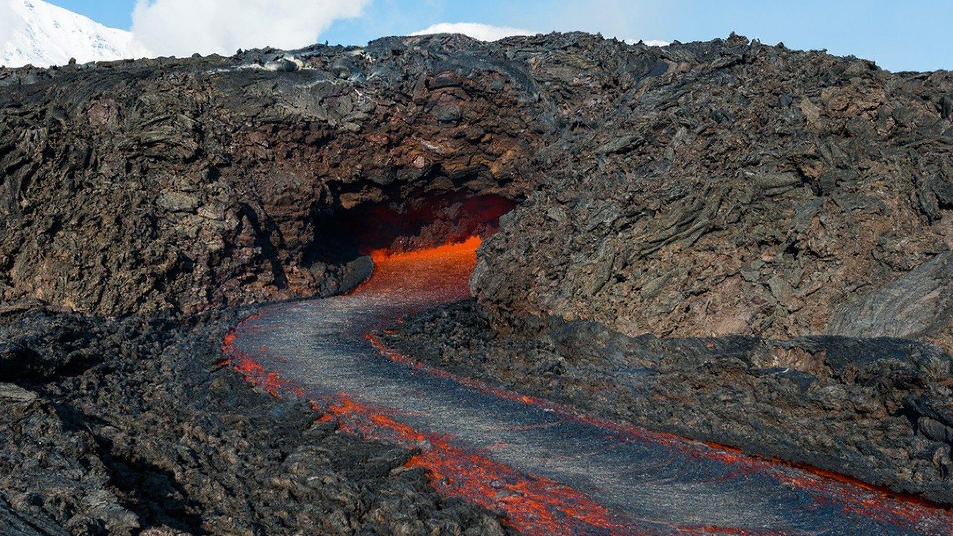 Вулкан горная порода. Вулканическая магма Камчатки. Извержение лава в вулкане Камчатка. Вулкан Толбачик. Лавовые потоки Камчатка.