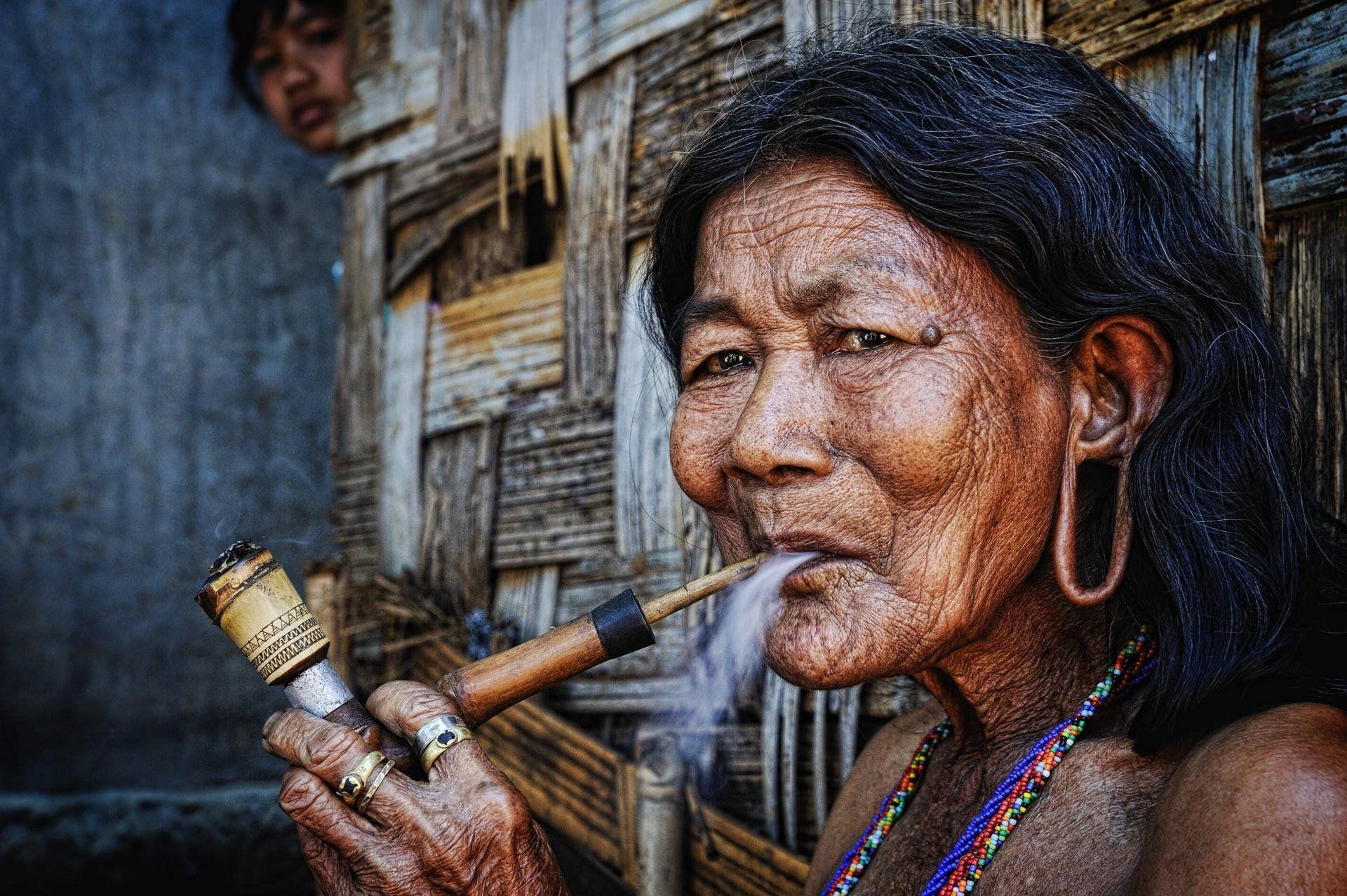 Z Wallpaper Smoking Old Woman x 1277 Men Women