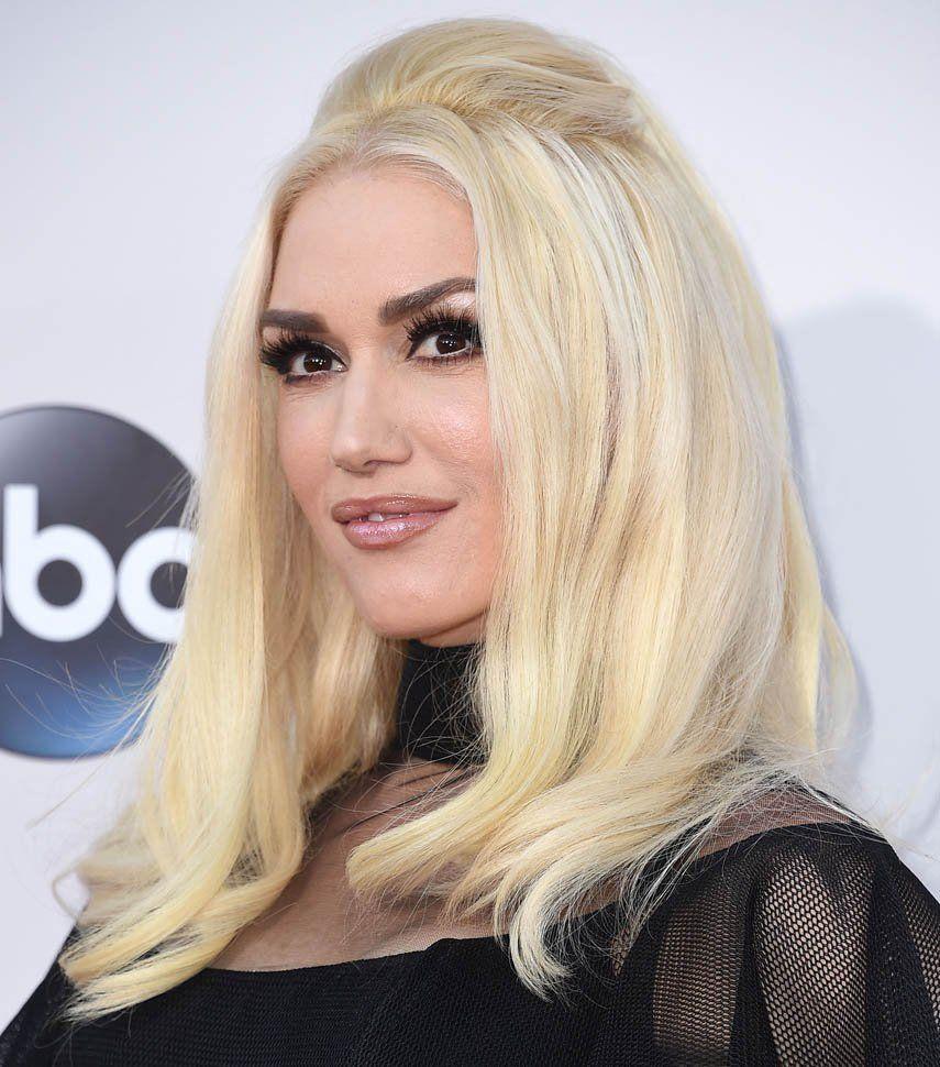 Gwen Stefani at the 2015 American Music Awards and Facetiming