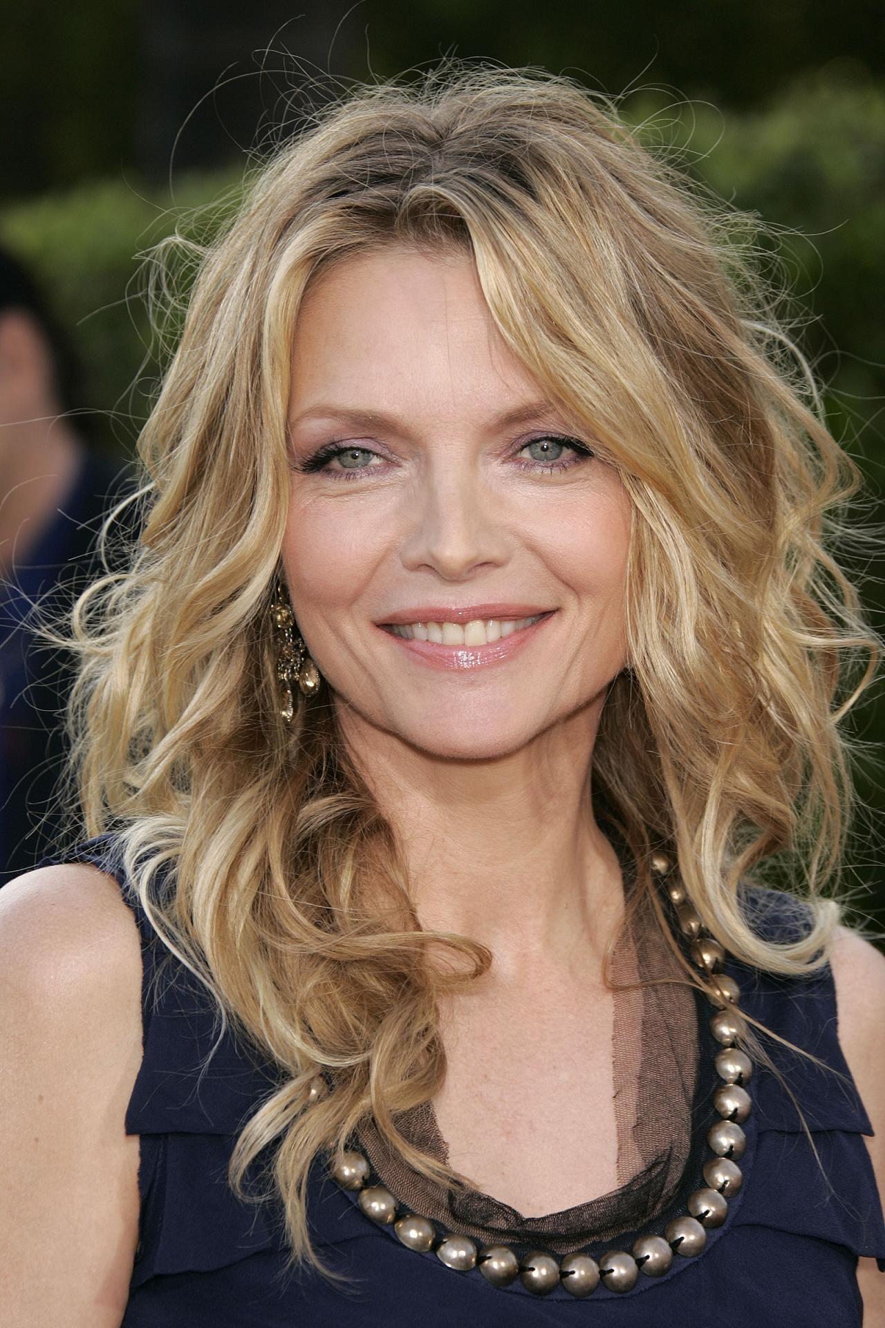 Michelle Pfeiffer Hairstyle, Makeup, Dresses, Shoes and Perfume