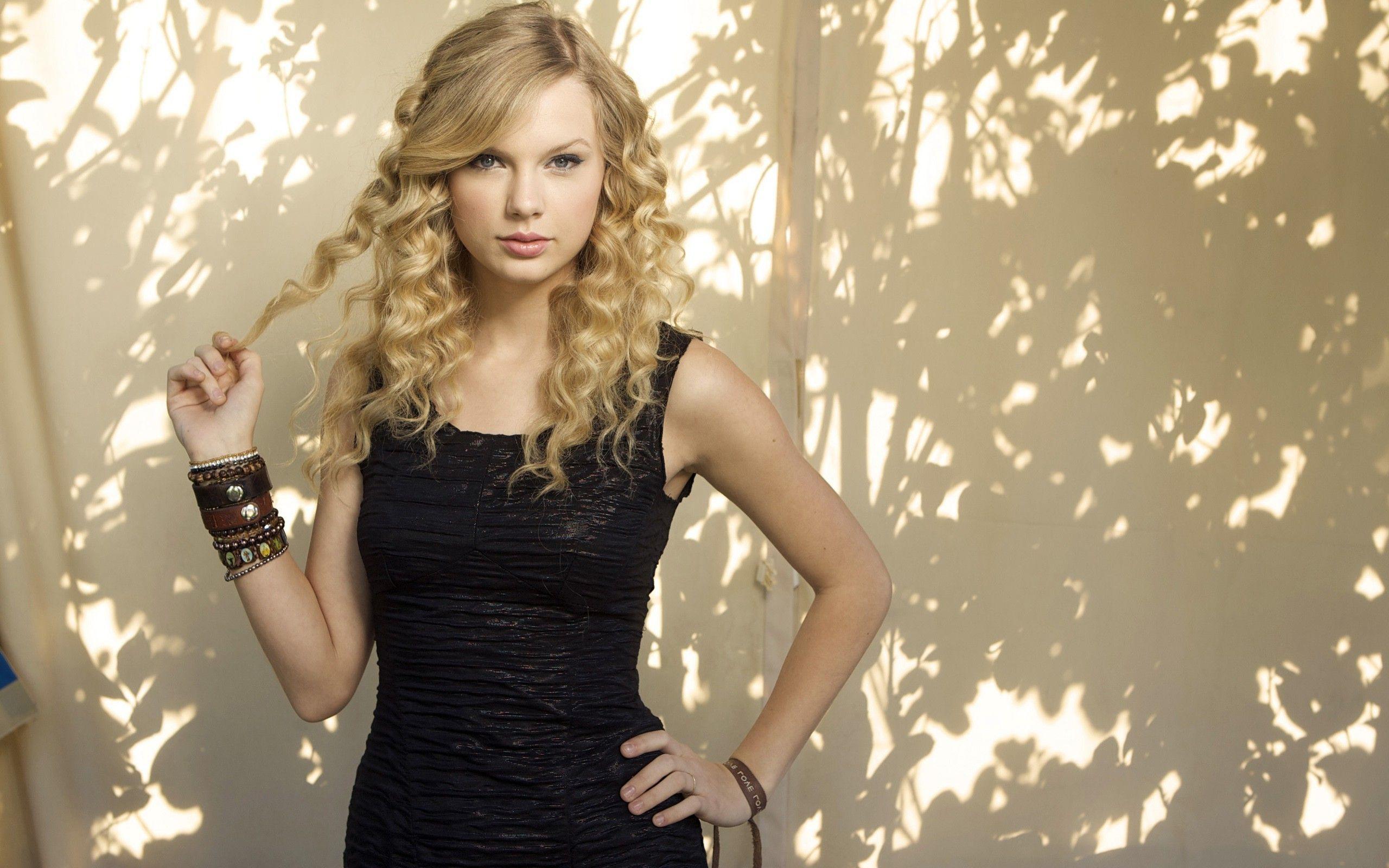 Top Famous American Singer Taylor Swift in Black Dress HD Image