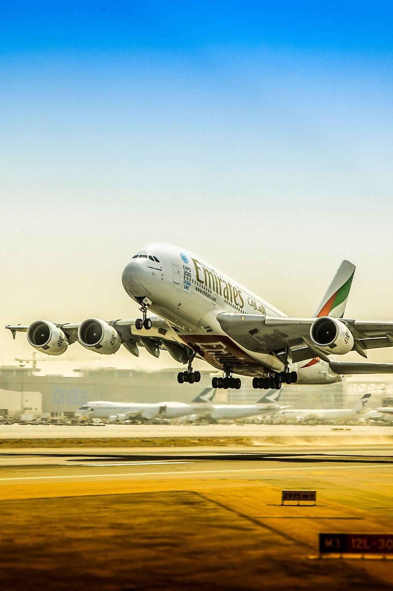A380 takes into the sky. Jefe! El Avion! El Avion!