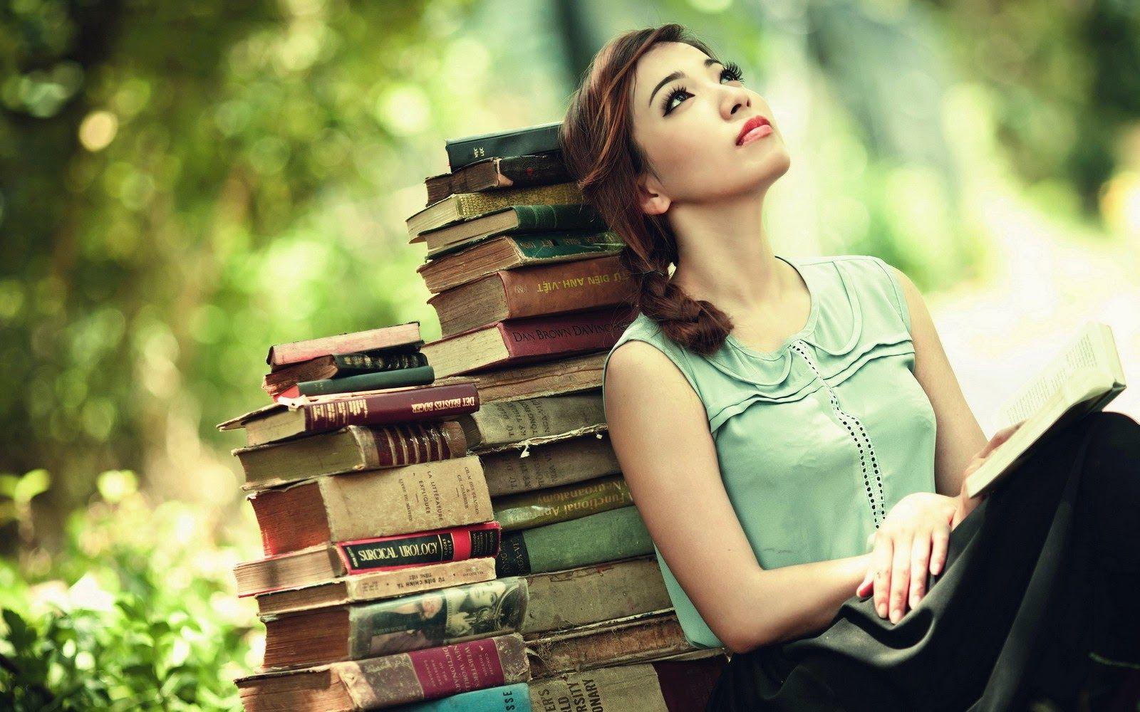 Wallpaper of beautiful girls are reading the books
