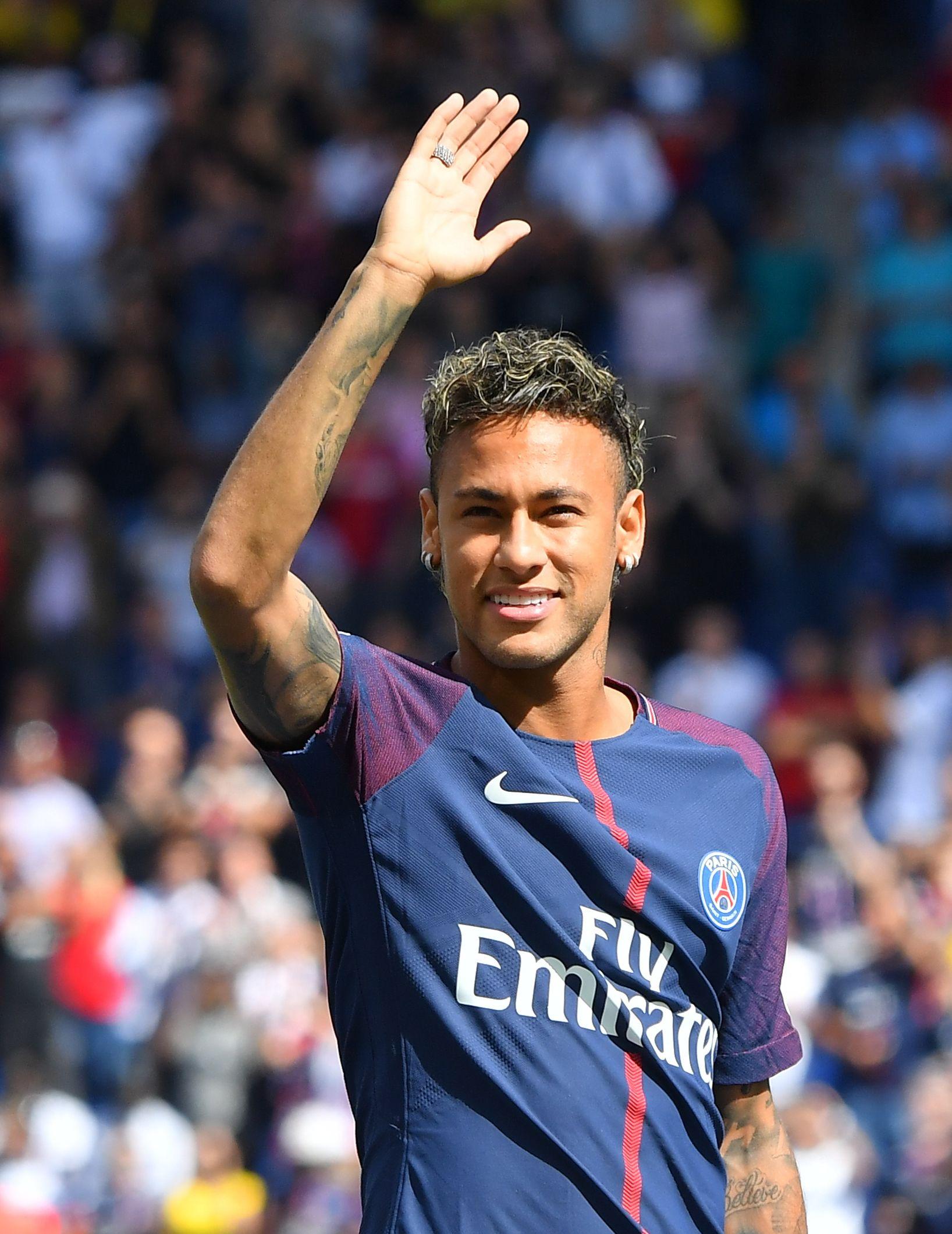PSG Fan Changes Every Screen In The Barcelona Apple Store To Neymar