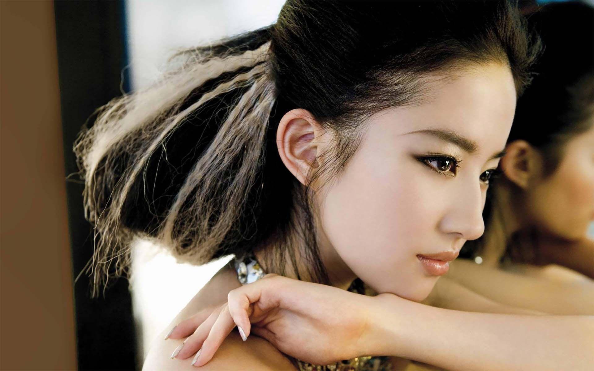 Liu Yifei in Romantic Mood. HD Hollywood Actresses Wallpaper