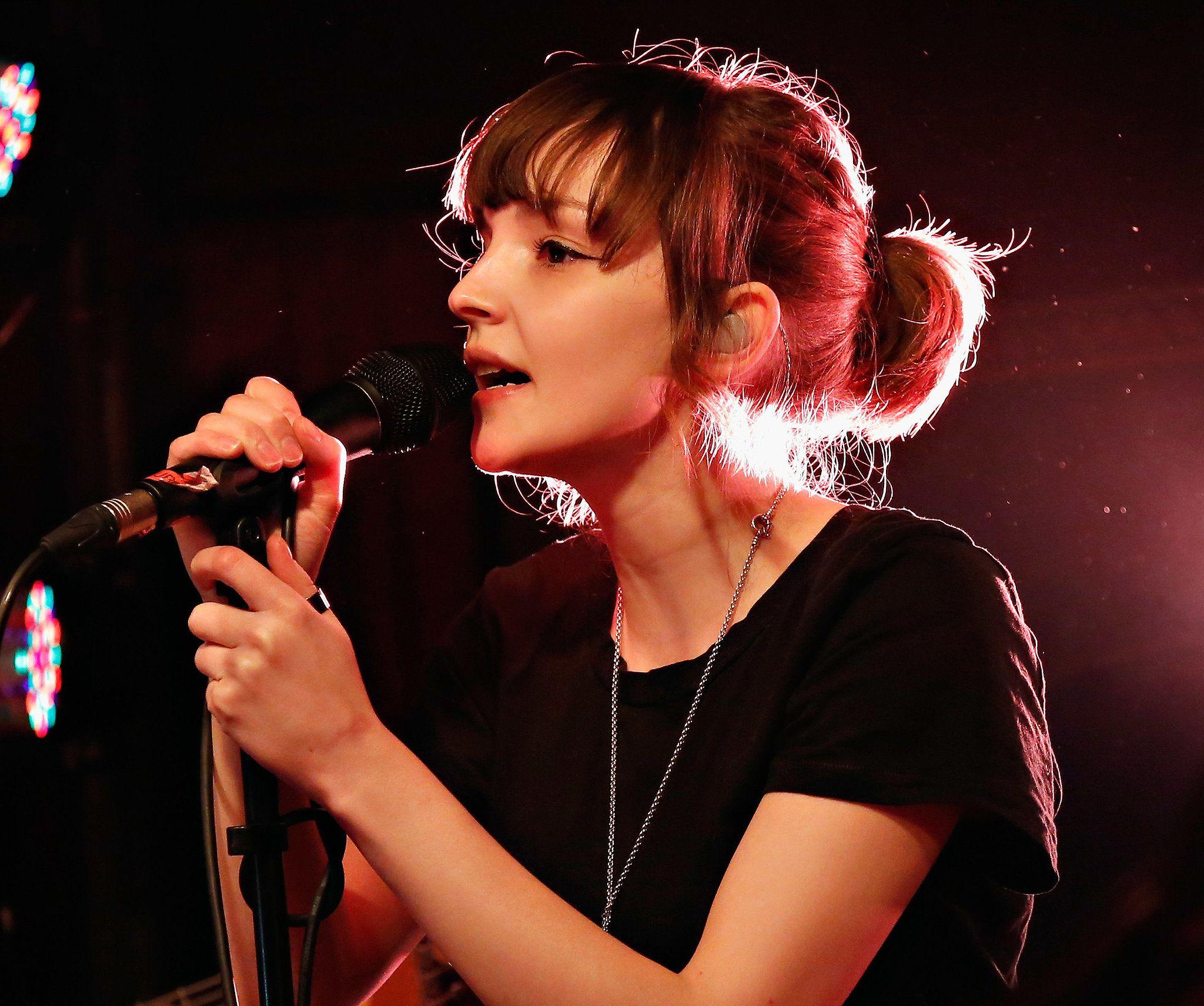 Lauren Mayberry of Chvrches. Rosy lips, Lob and Ponytail