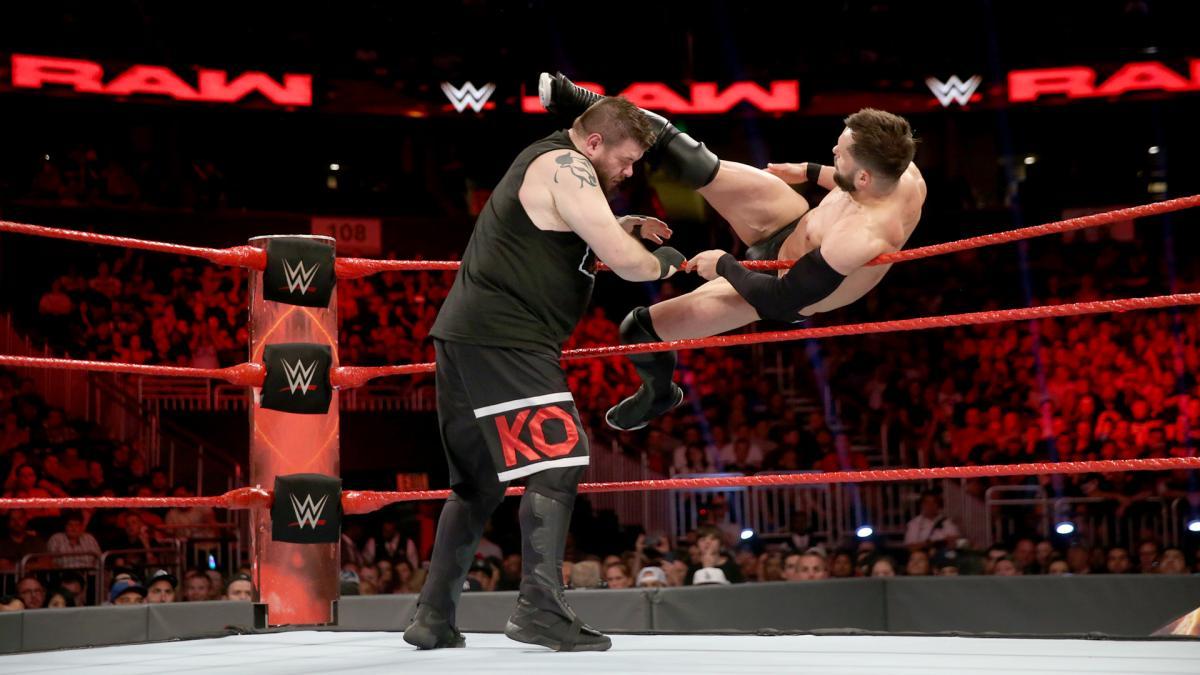 Seth Rollins & Finn Balor vs. Kevin Owens & Samoa Joe: Fotos