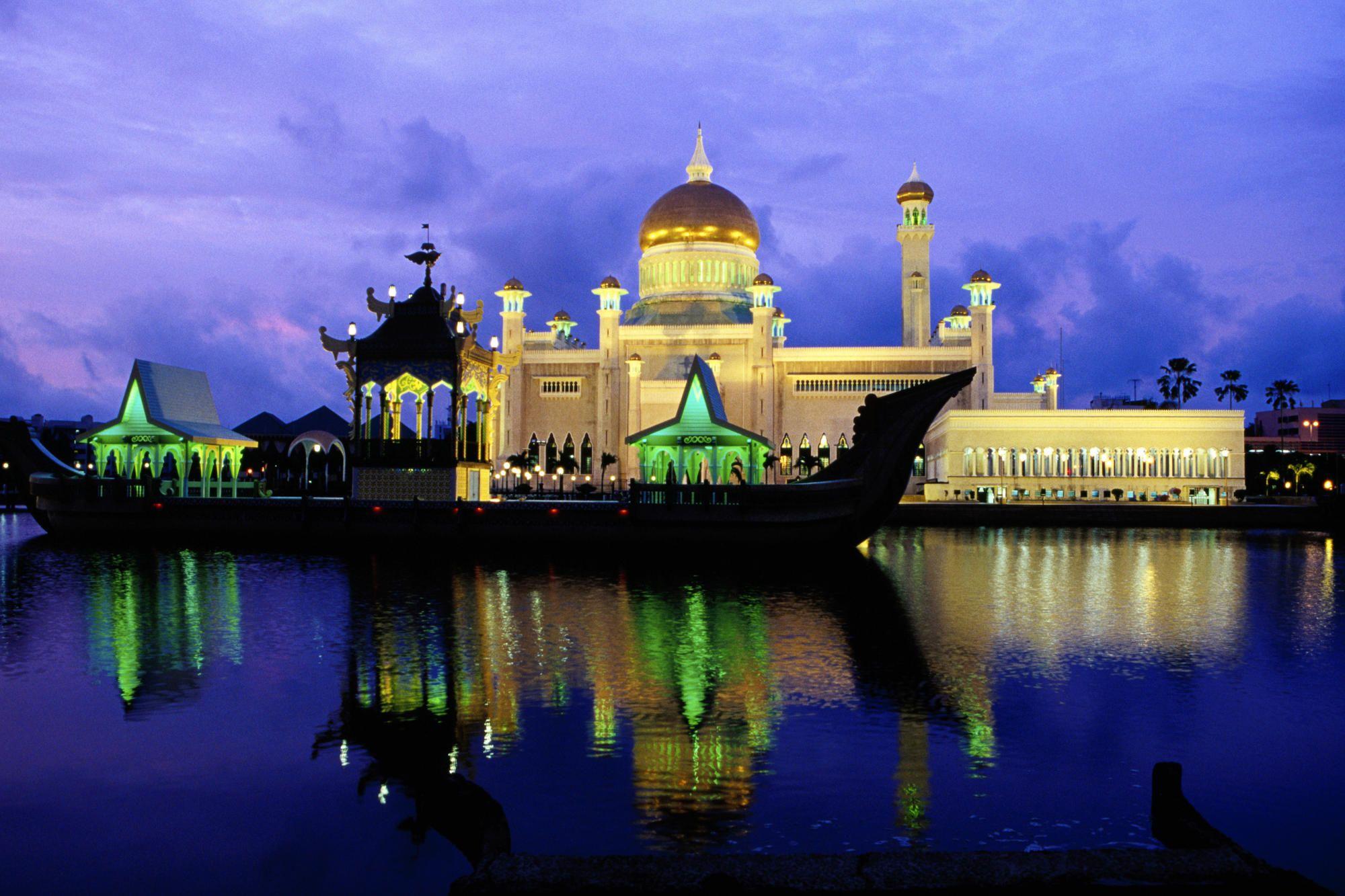 Omar Ali Saifuddien Mosque At Dusk Bandar Seri Begawan Brunei
