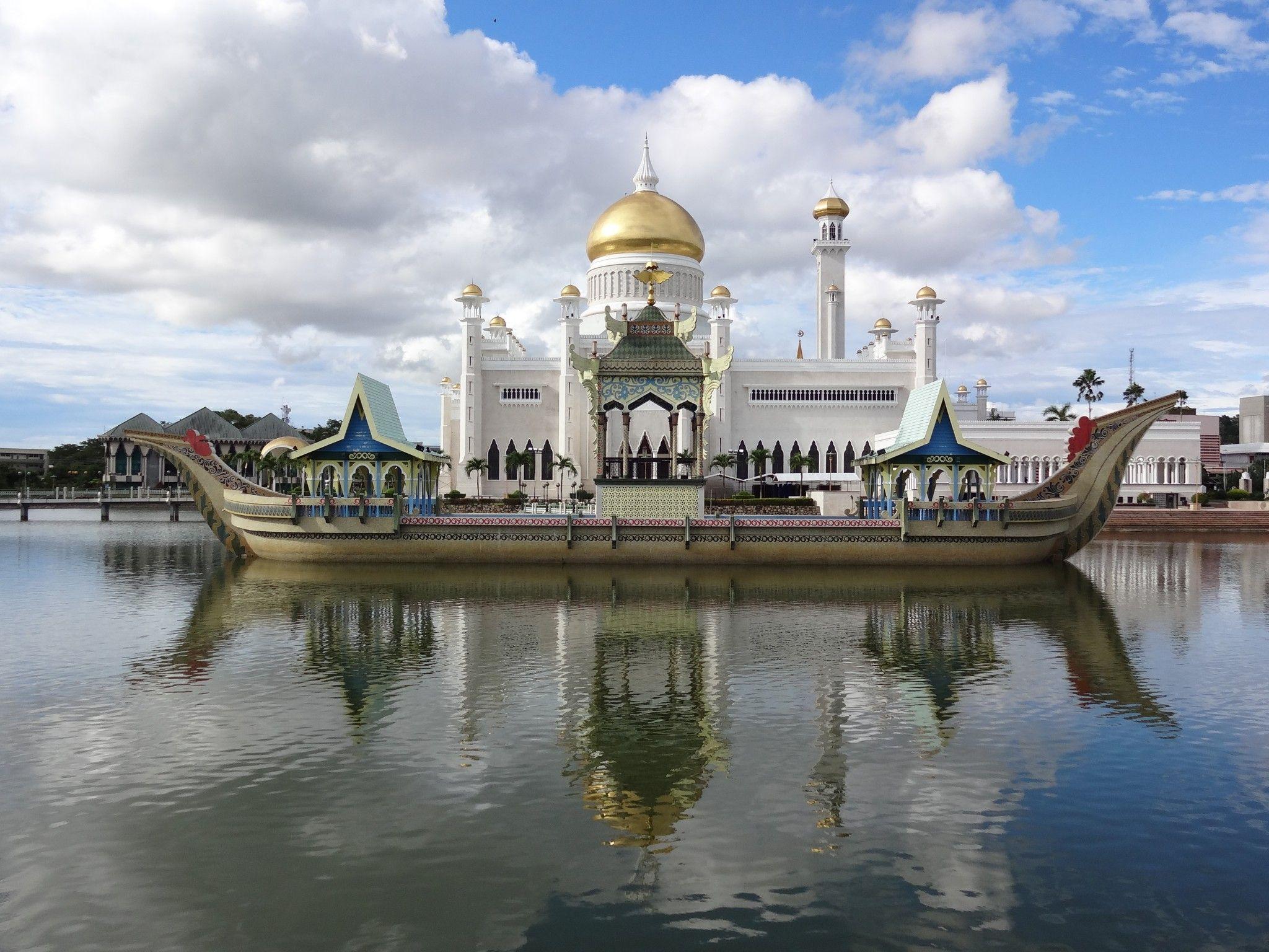 Brunei Mosque and the Brunei Royal barge Travel Blog