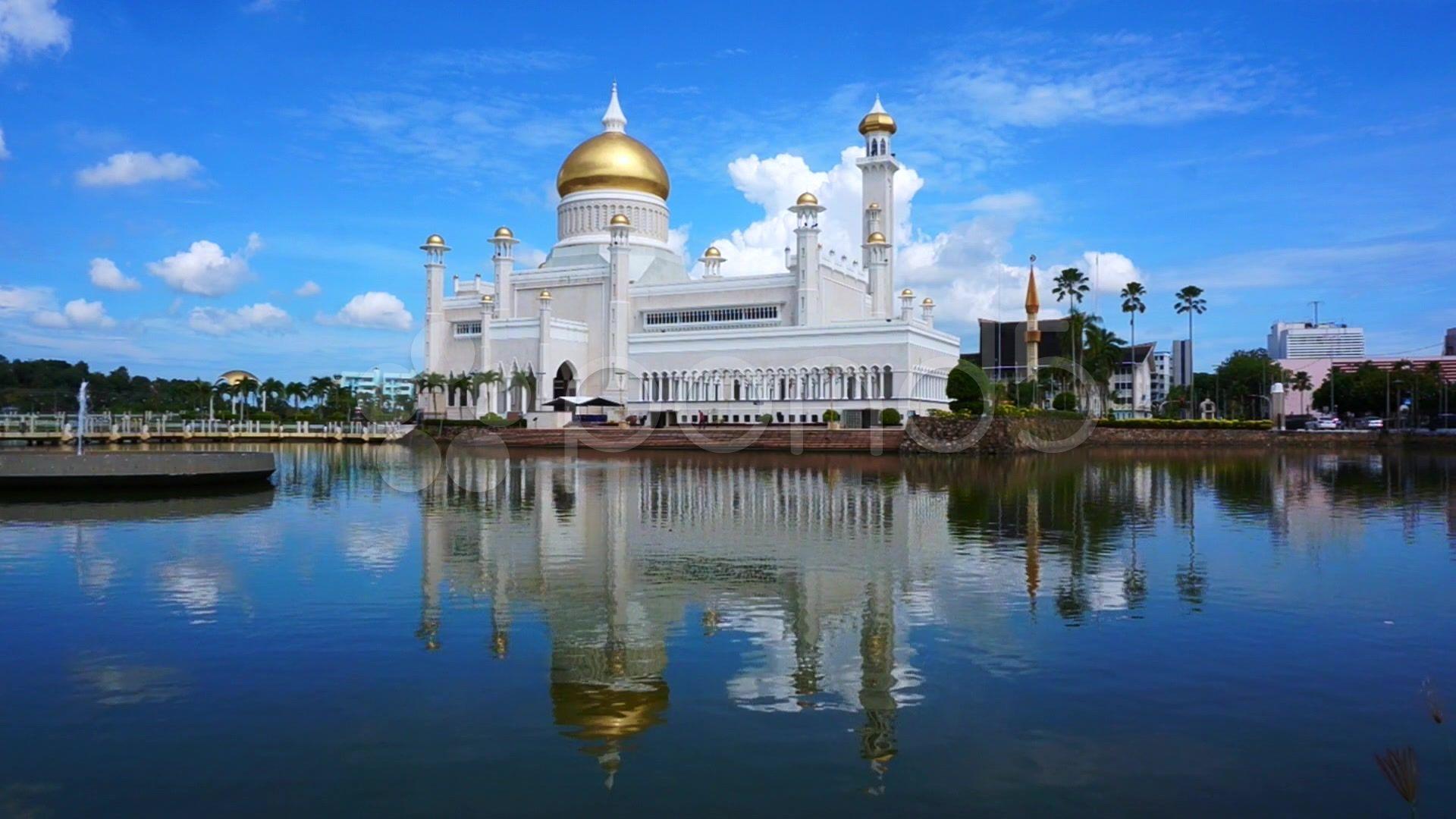 Masjid Sultan Omar Ali Saifuddin Mosque in Bandar Seri Begawan