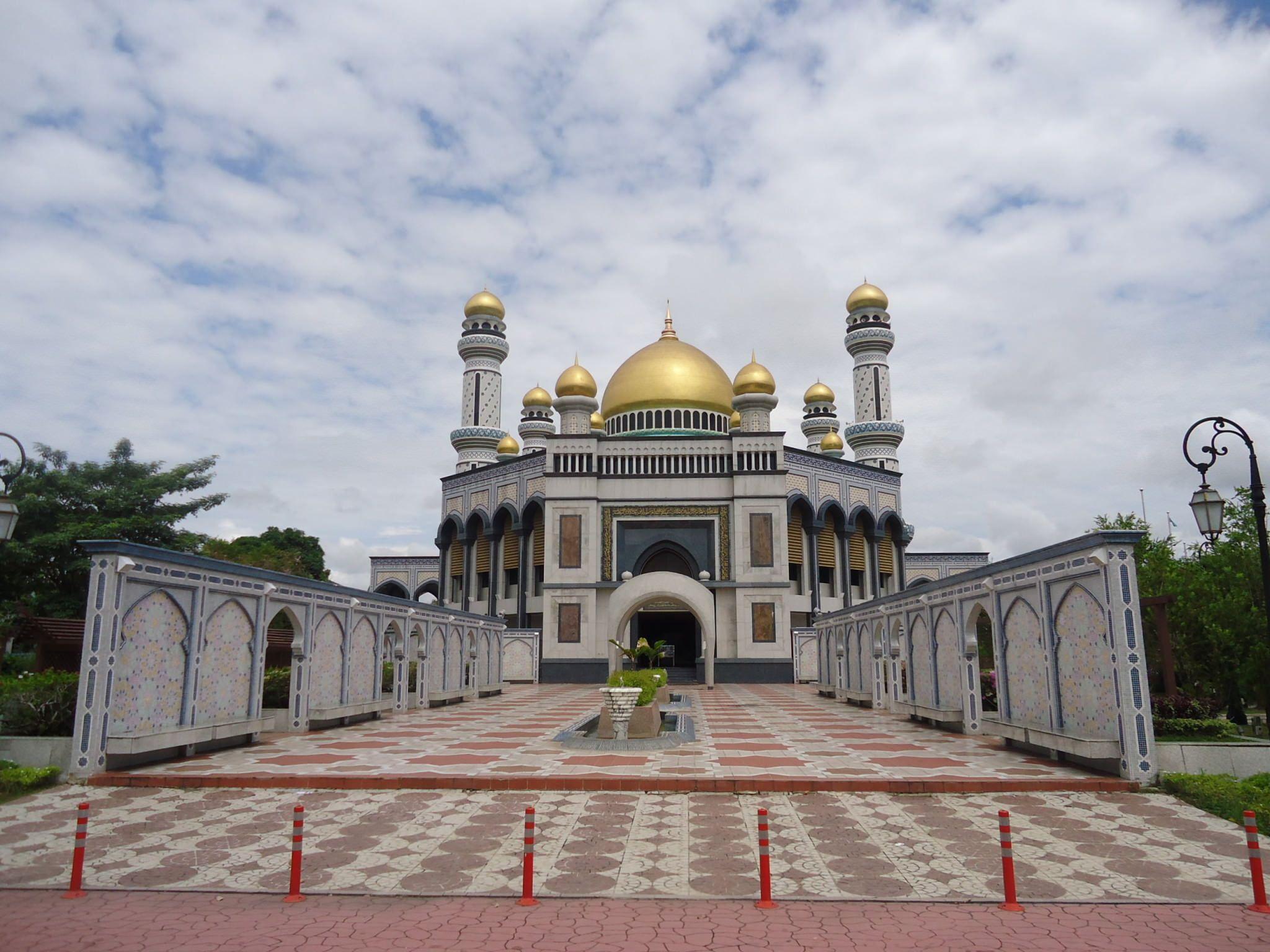 Visiting the Jame Asr Hassanil Bolkiah Mosque in Bandar Seri