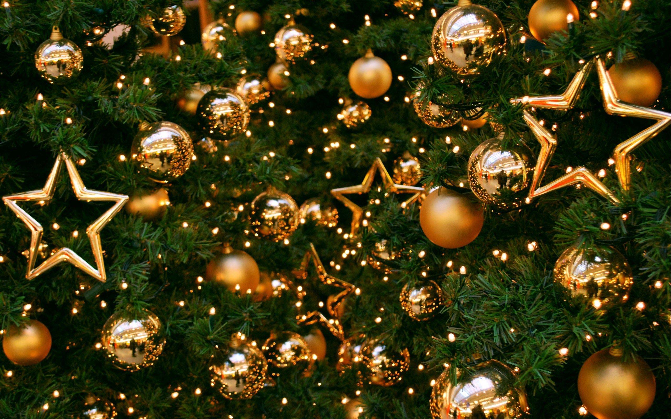 Christmas Tree On Balls And Stars wallpaper