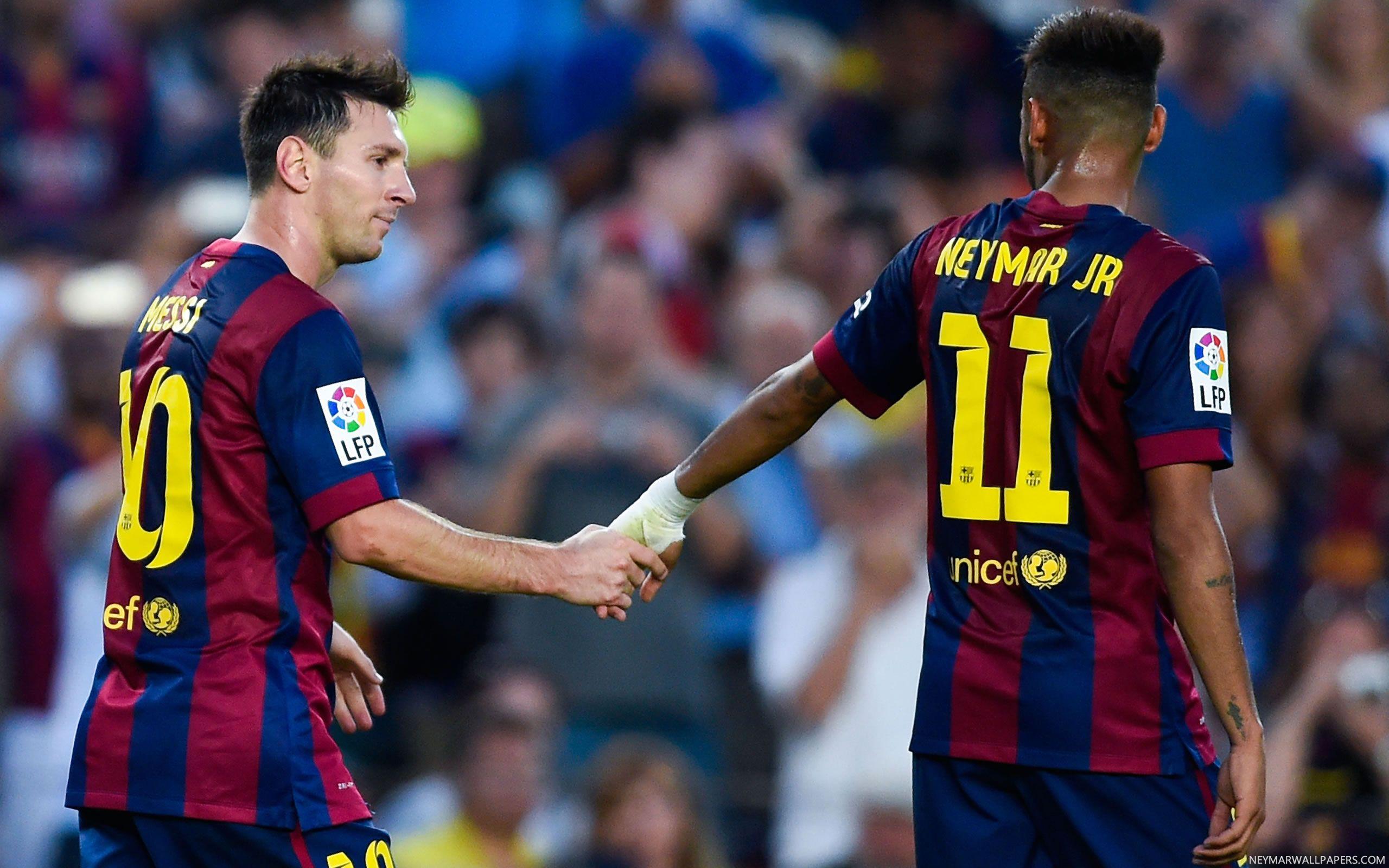 Neymar and Messi holding hands