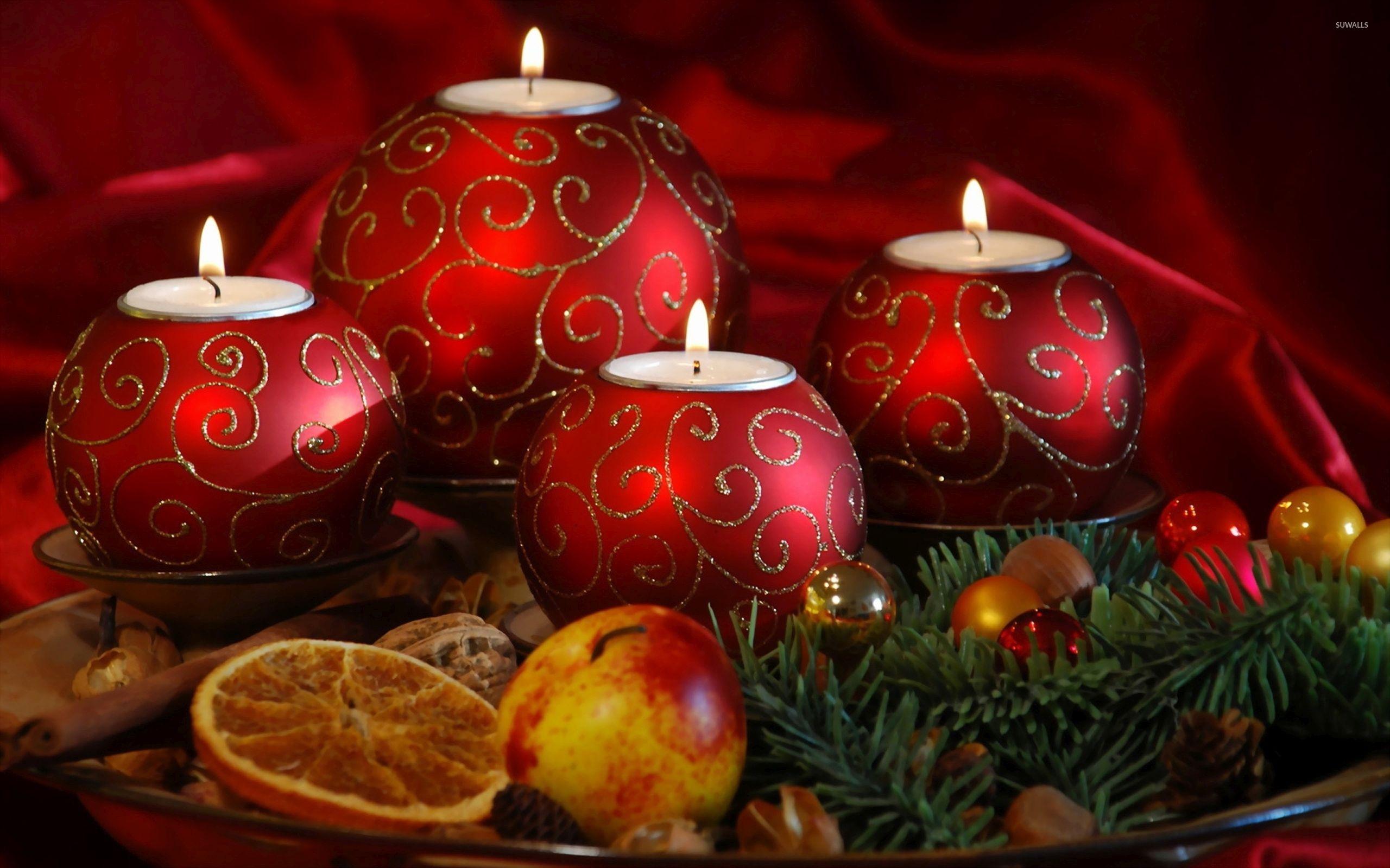 Red Christmas candles on a plate wallpaper