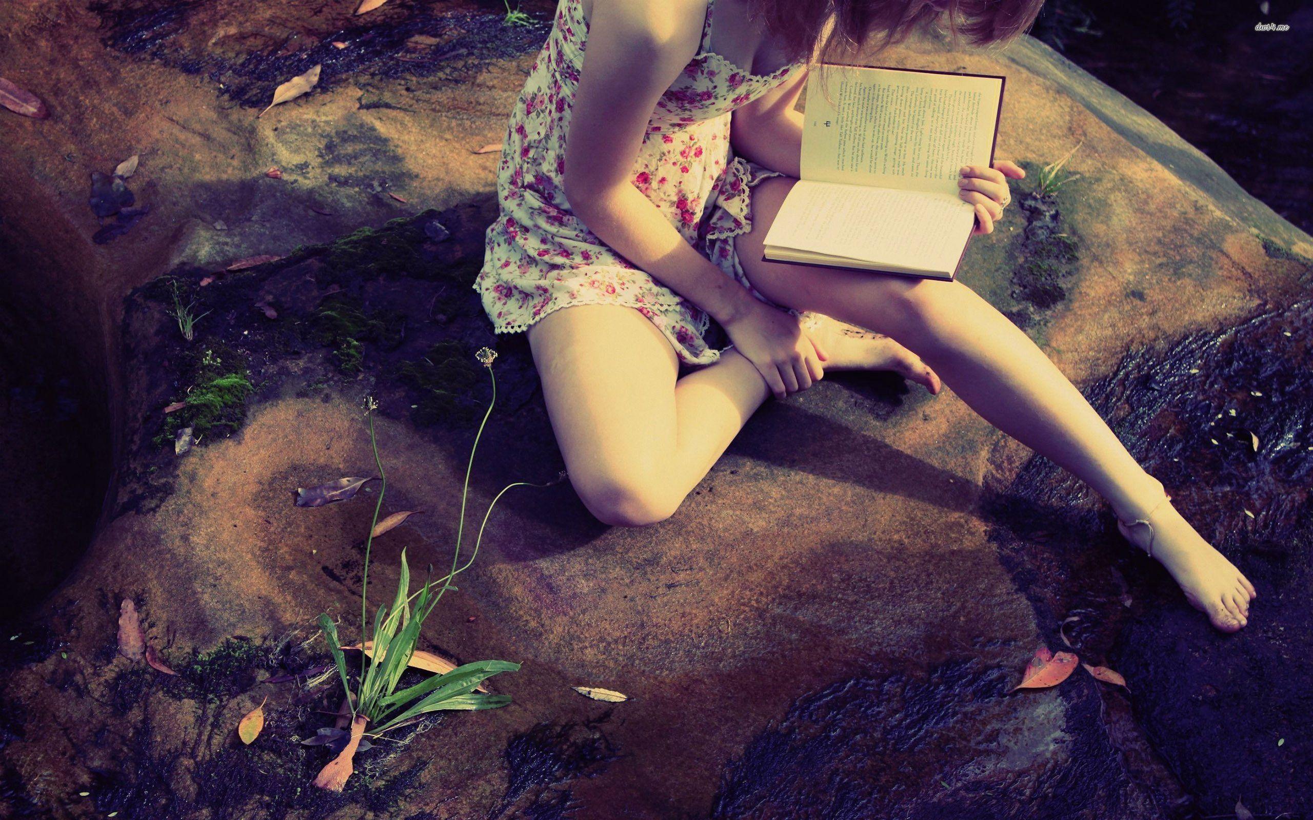 Girl Reading A Book 774604