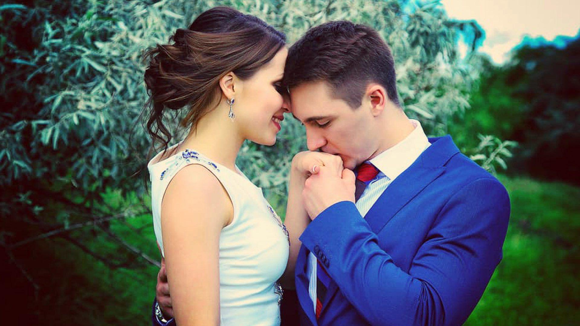 Love Couple Kissing, Hand Expression Of Love Romantic Couple