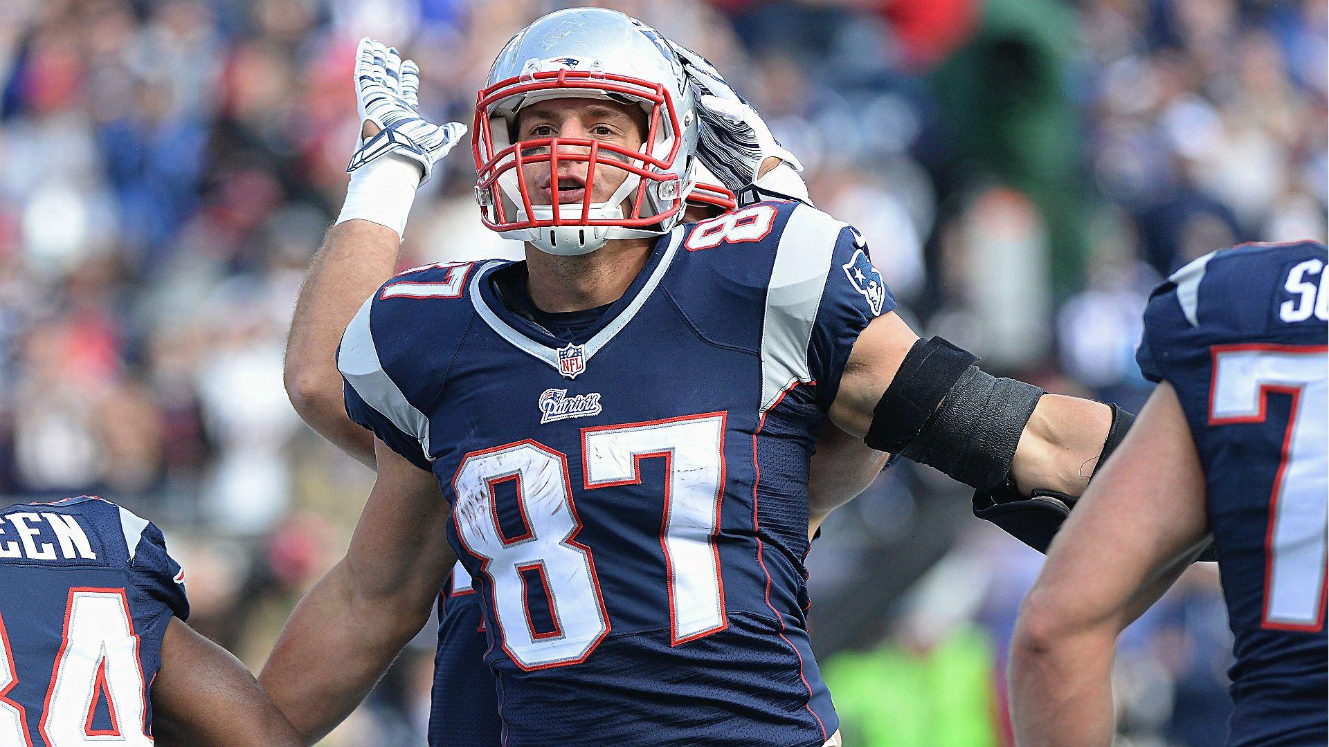 Rob Gronkowski makes unbelievable snag with one hand. NFL
