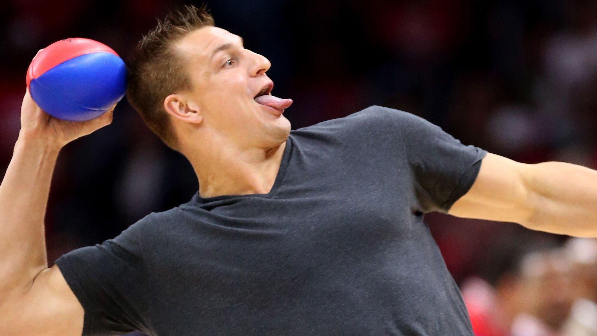 Watch Patriots' Rob Gronkowski dance at Clippers game