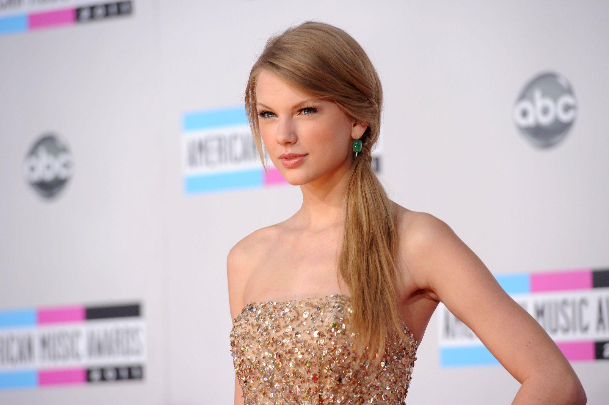 Taylor Swift Picture in Sparkly Reem Acra Dress at 2011 American