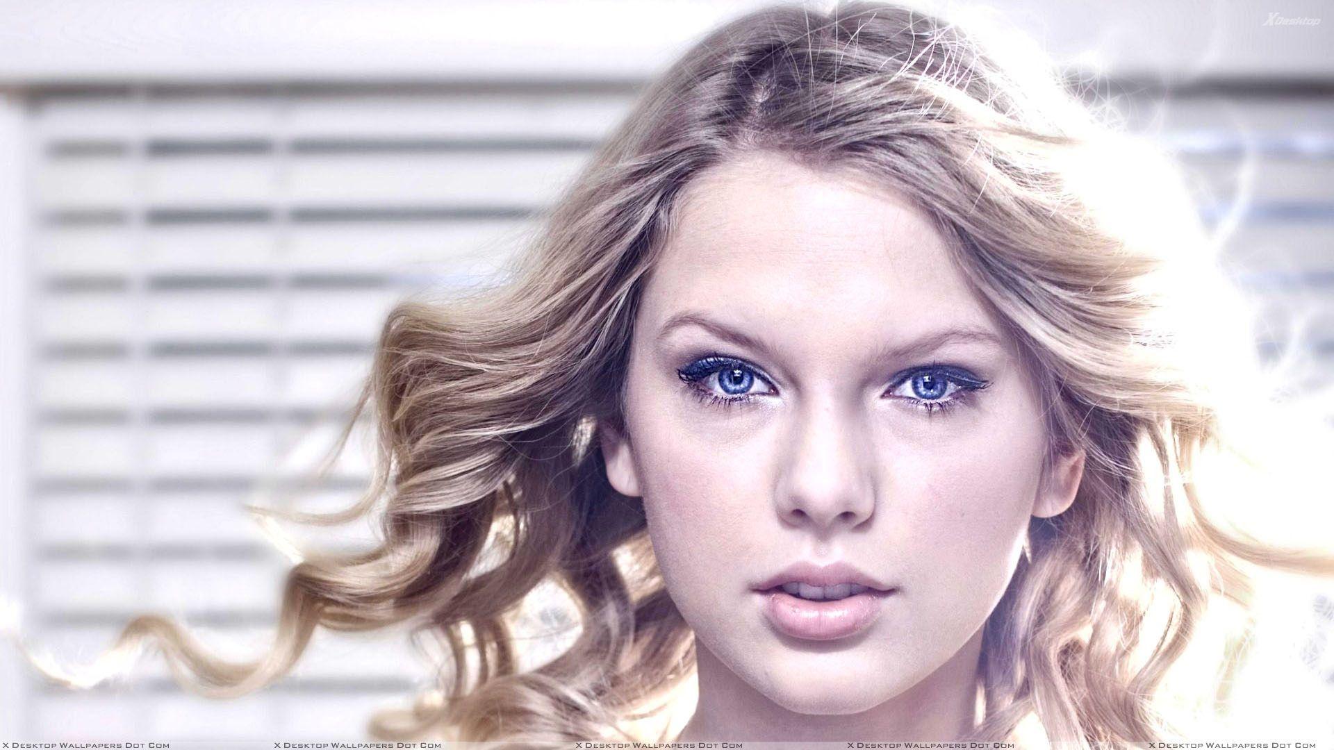 Taylor Swift Cute Blue Eyes Face Closeup Wallpaper