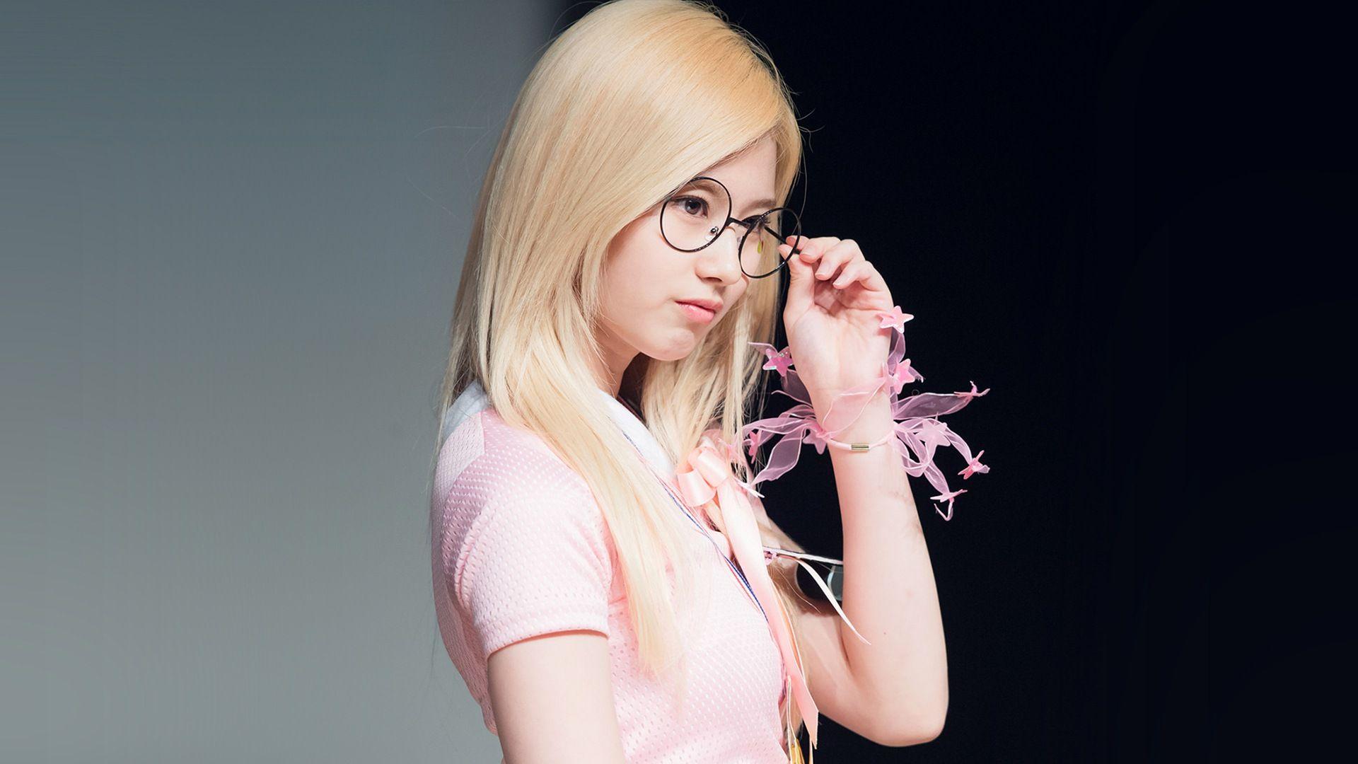 Sana K Pop TWICE Cute Glasses Blonde. Wallpaper