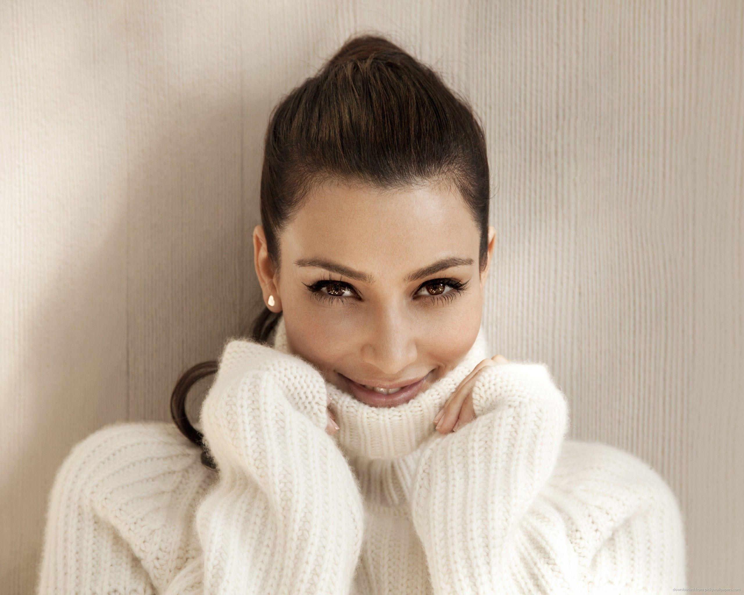 Download 2560x2048 Cute Kim Kardashian In Comfy White Sweater