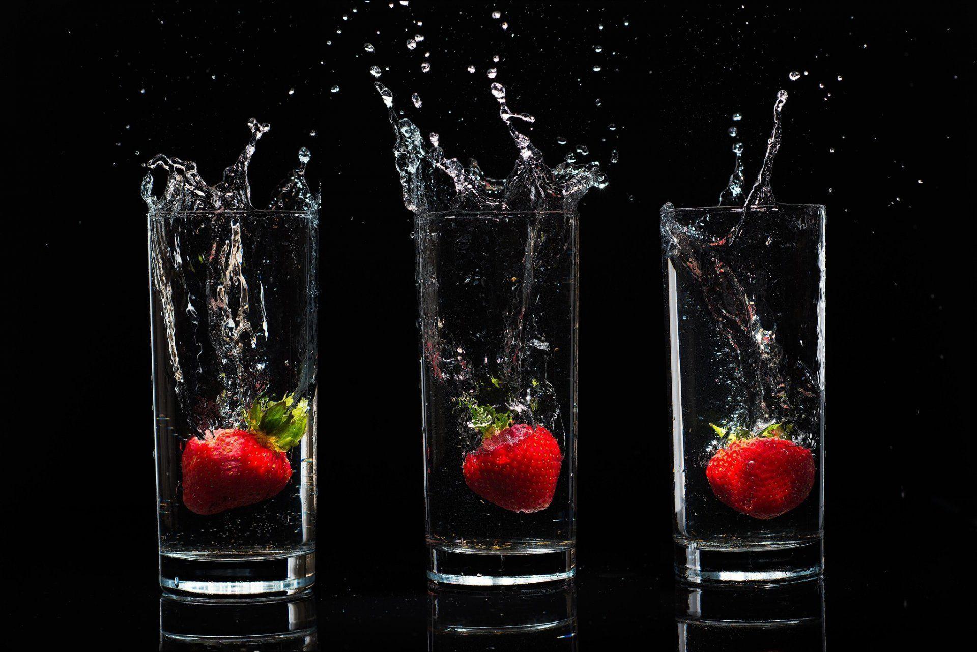 background glasses glass water drops spray berries strawberry food