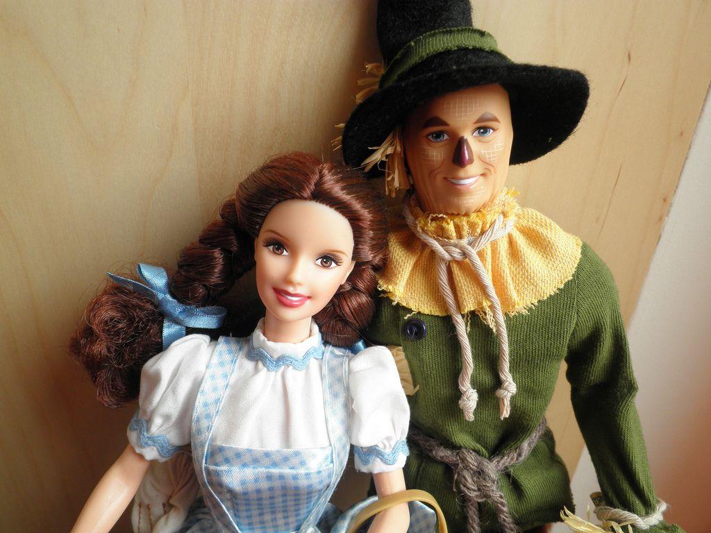 Barbie The Wizard of Oz Dorothy and Scarecrow. OLYMPUS DIGI