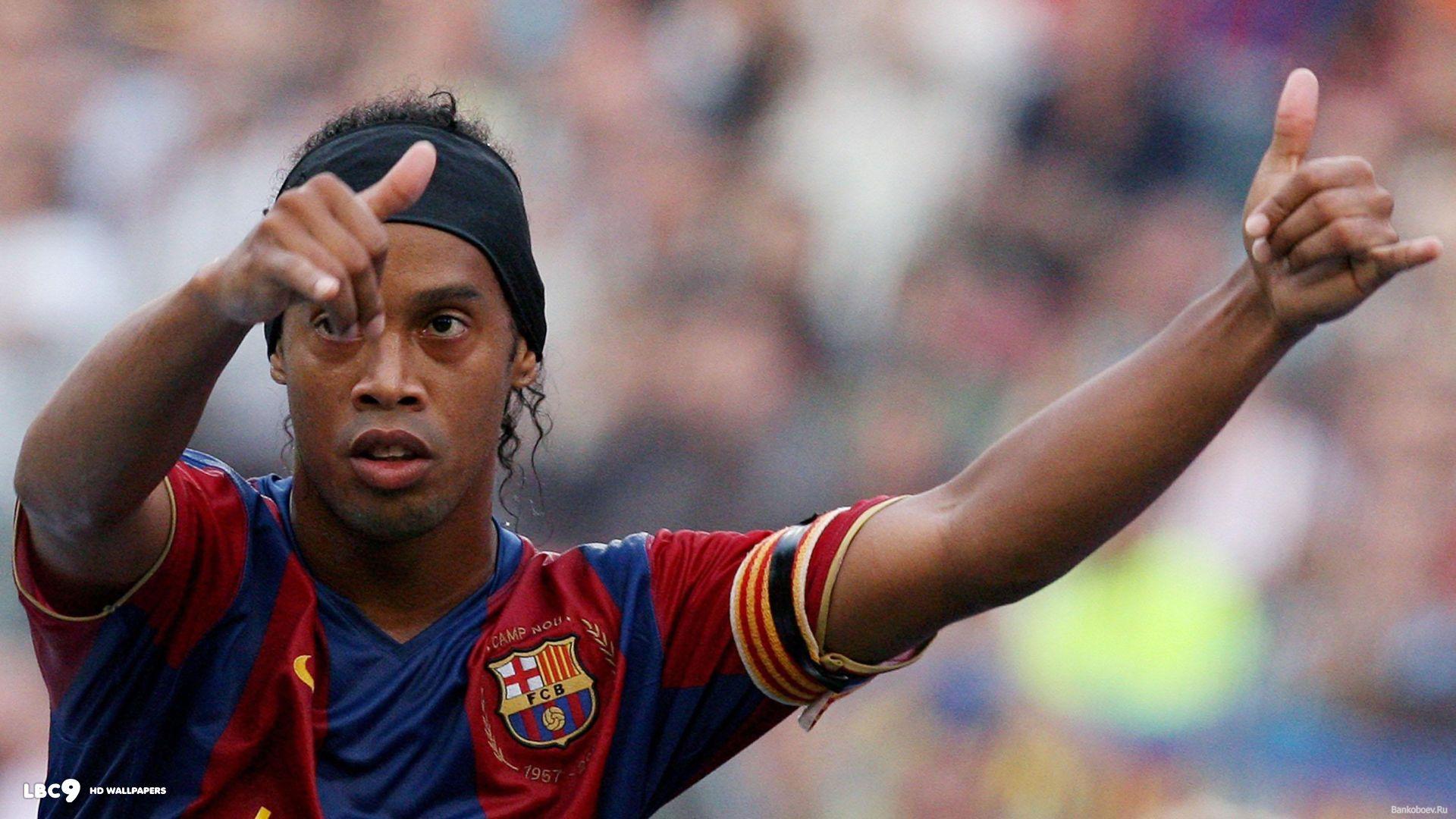 Barcelona Player Barca Ronaldinho In Action Wallpaper: Players