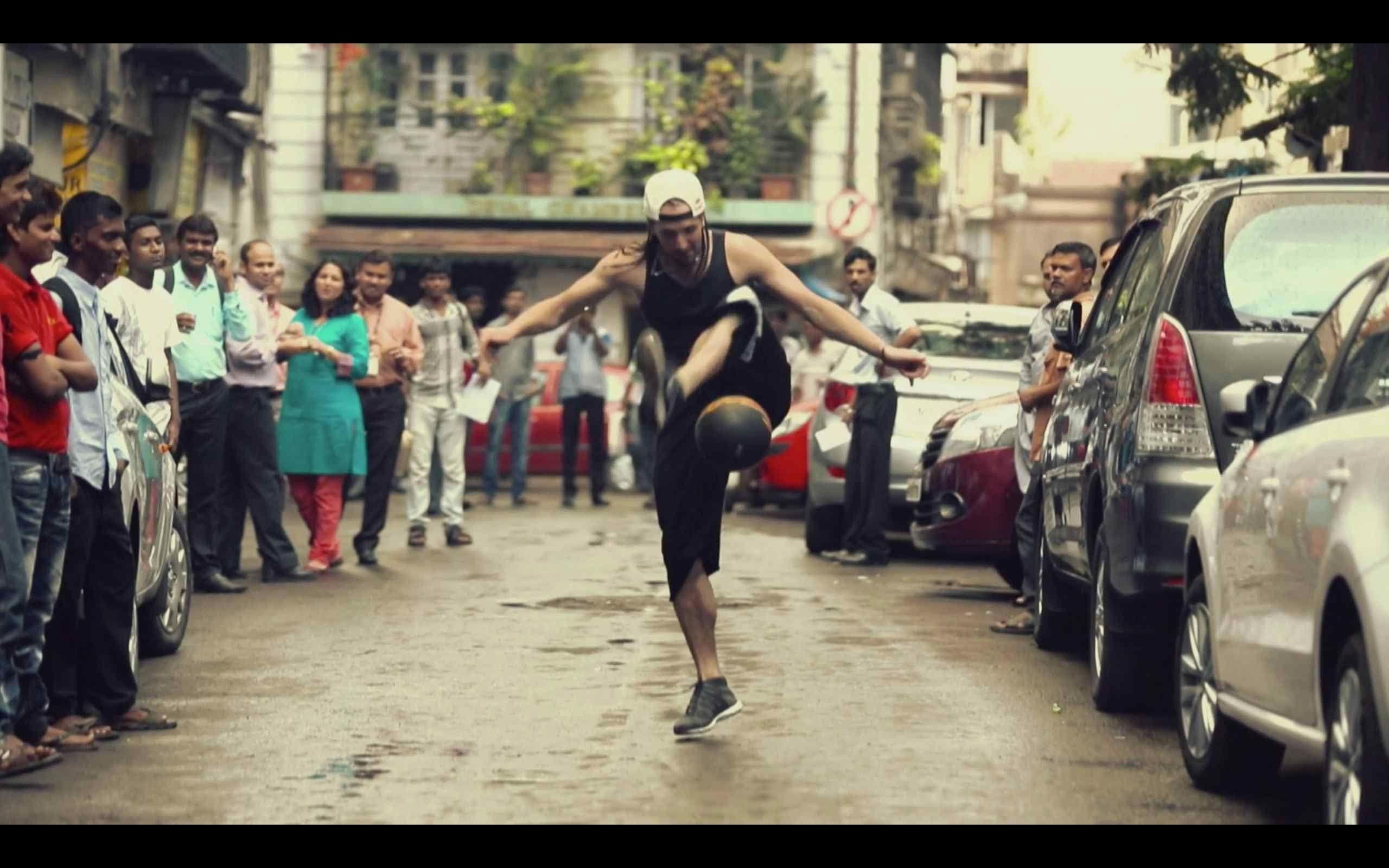 Surprise football juggling in the streets of India