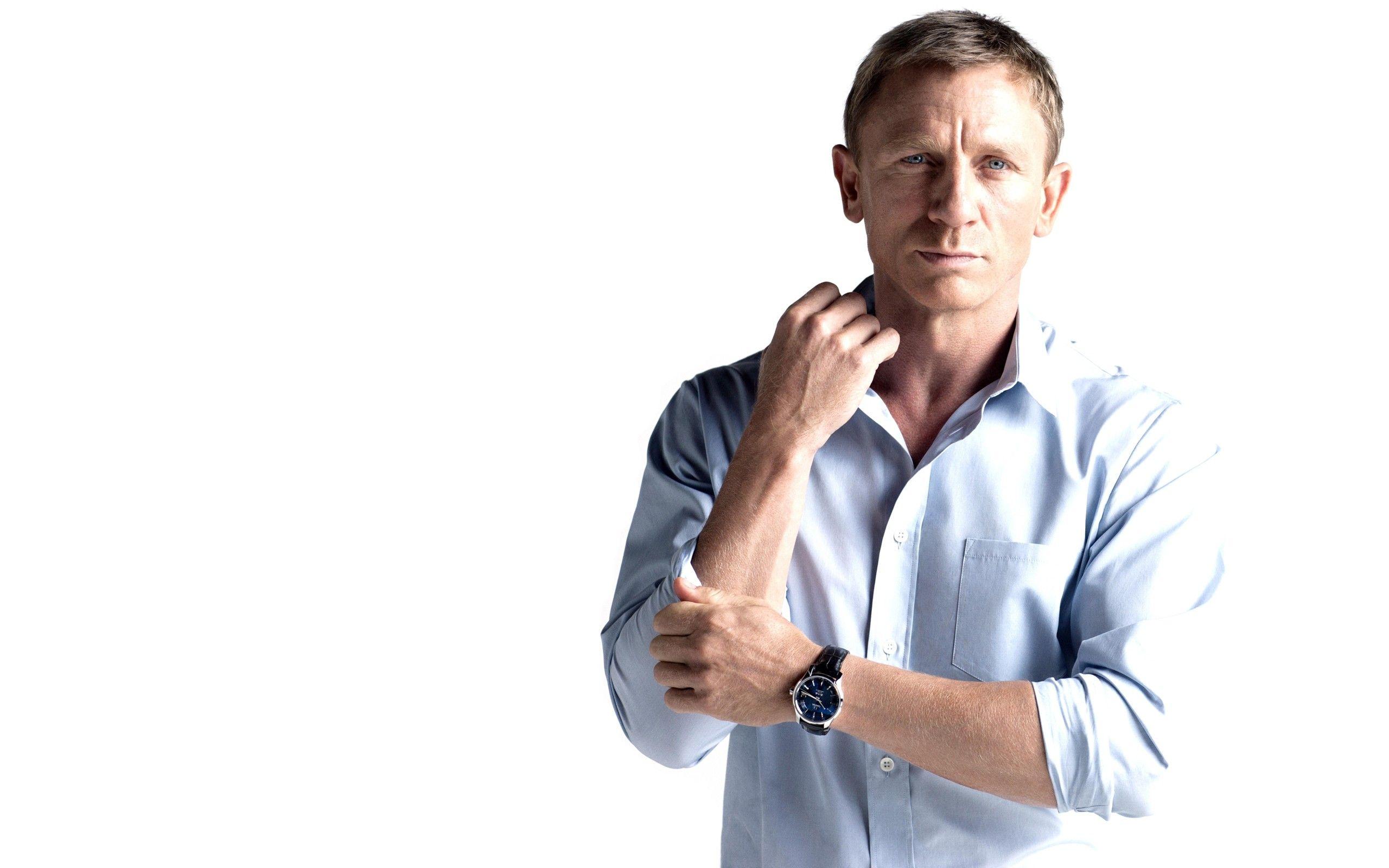 Daniel Craig Background wallpaperx1600