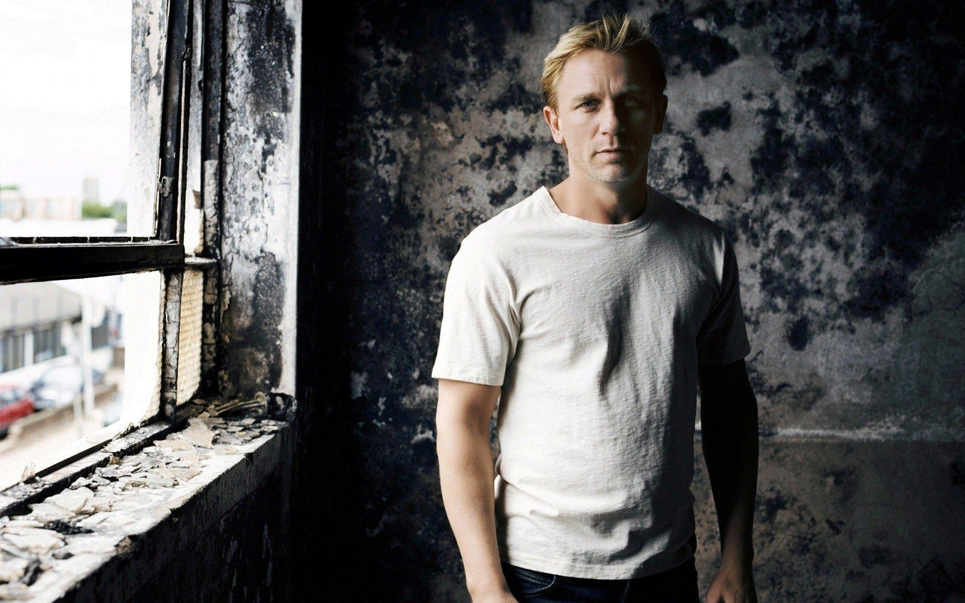 Daniel Craig in White Tshirt Actors HD Wallpaper