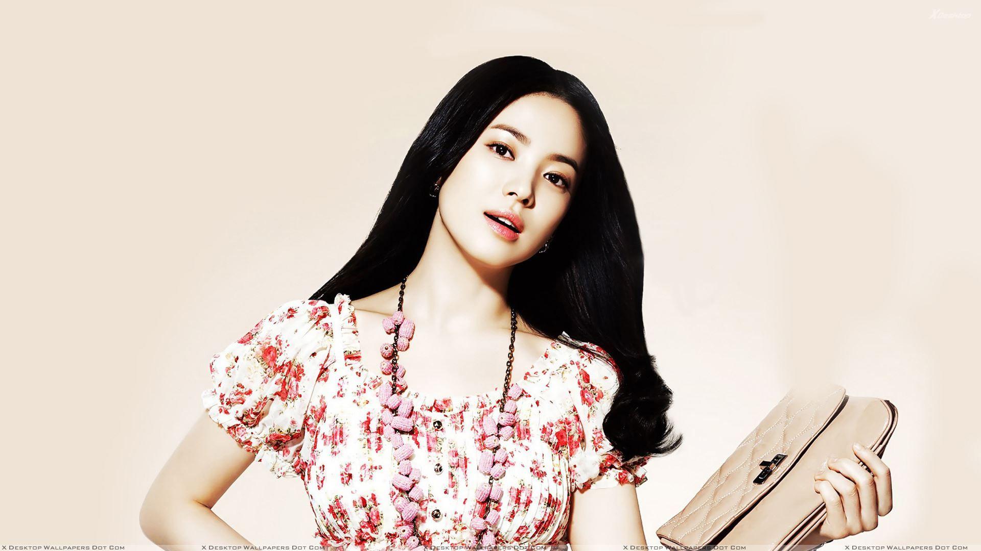 Song Hye Kyo Hand Purse In Hand Red Lips Cute Photohoot Wallpaper