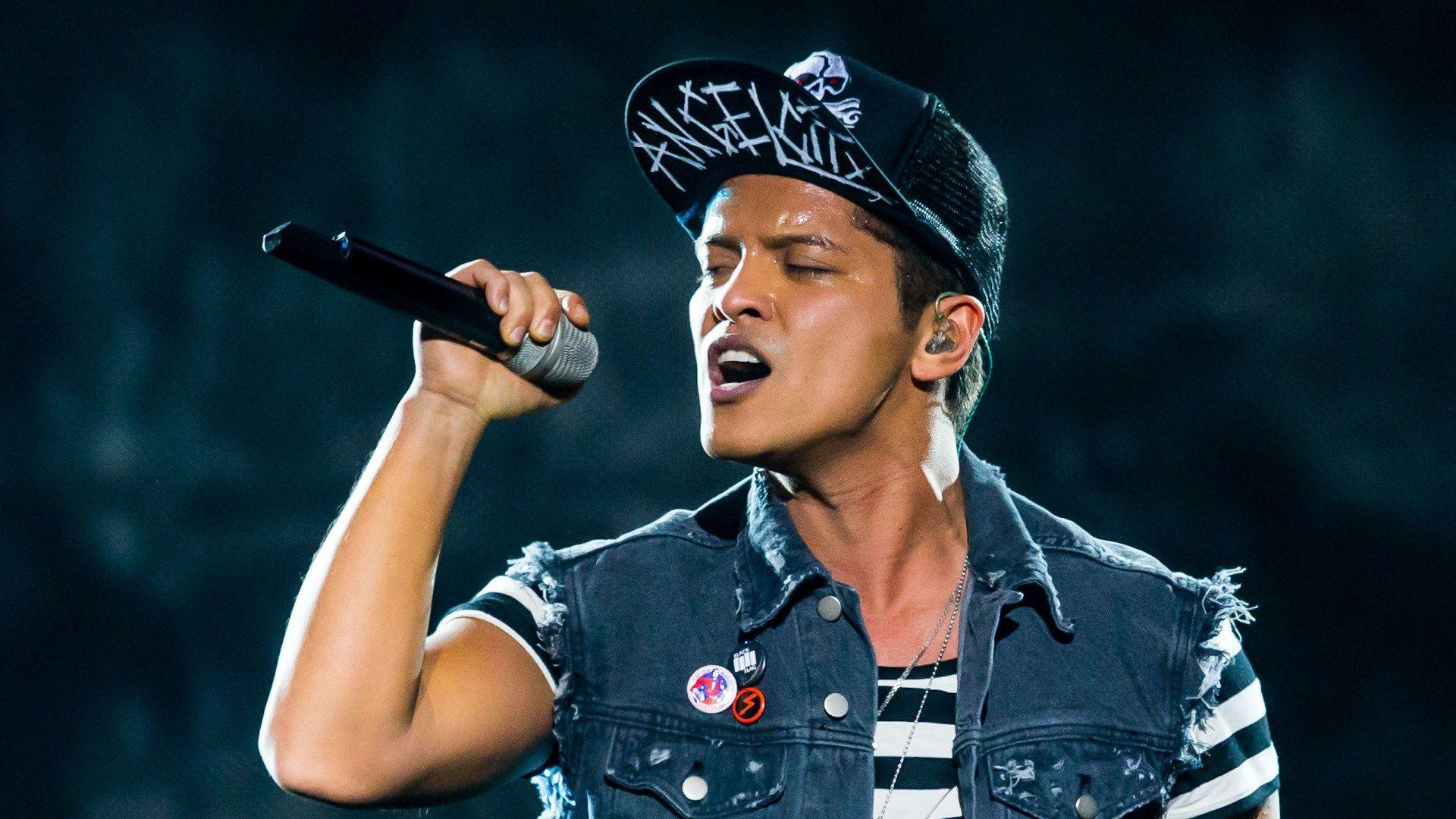 Bruno Mars Singing Wallpaper 2018