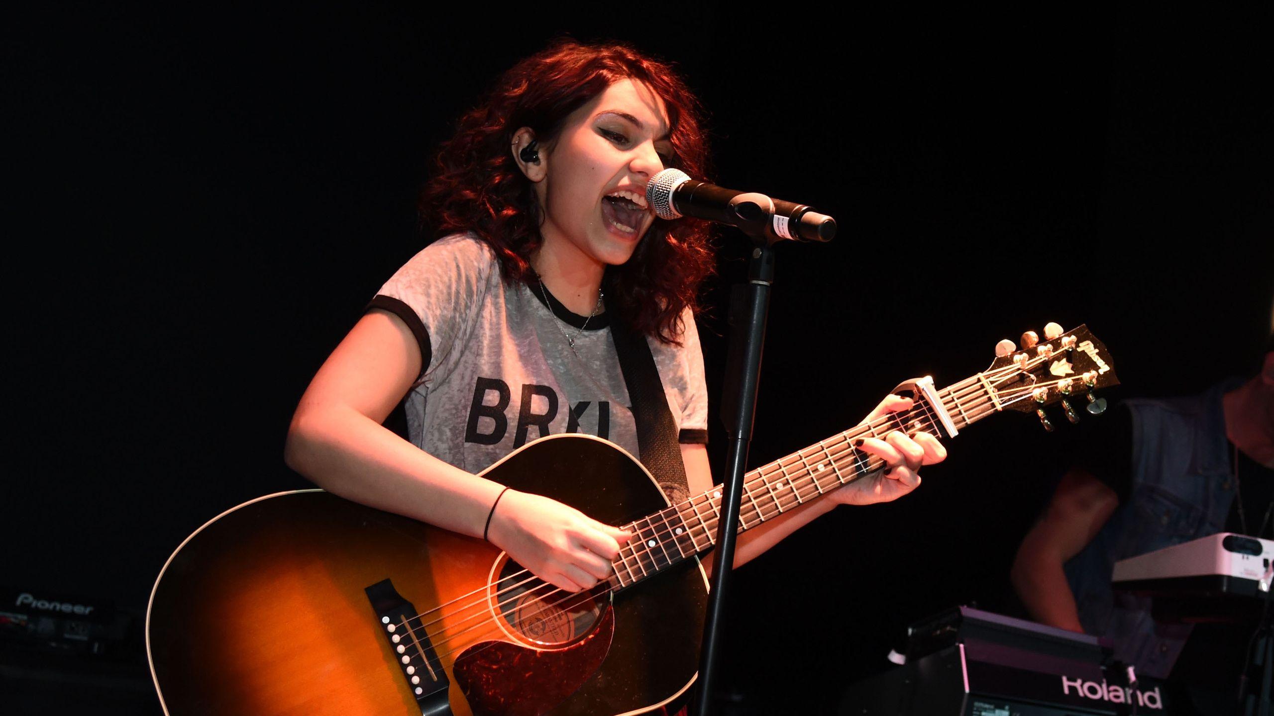 Alessia Cara, Canadian Singer, Rb, Pop, Concert, Guitar
