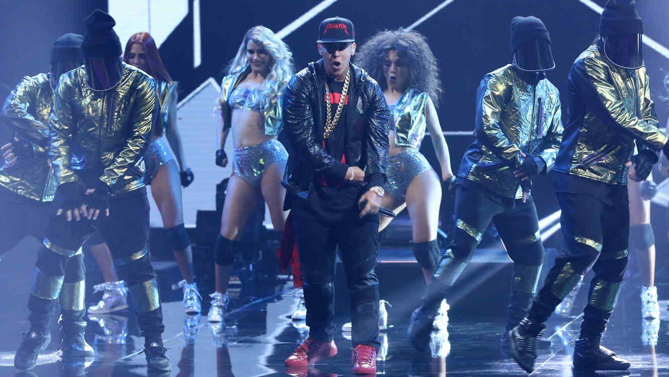 Daddy Yankee lanza vídeo musical Alerta roja que reúne a 15