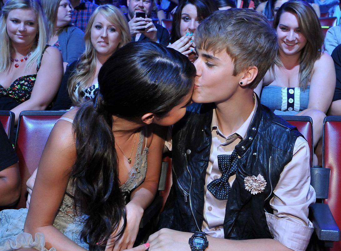 Justin Bieber And Selena Gomez Kissing Wallpaper
