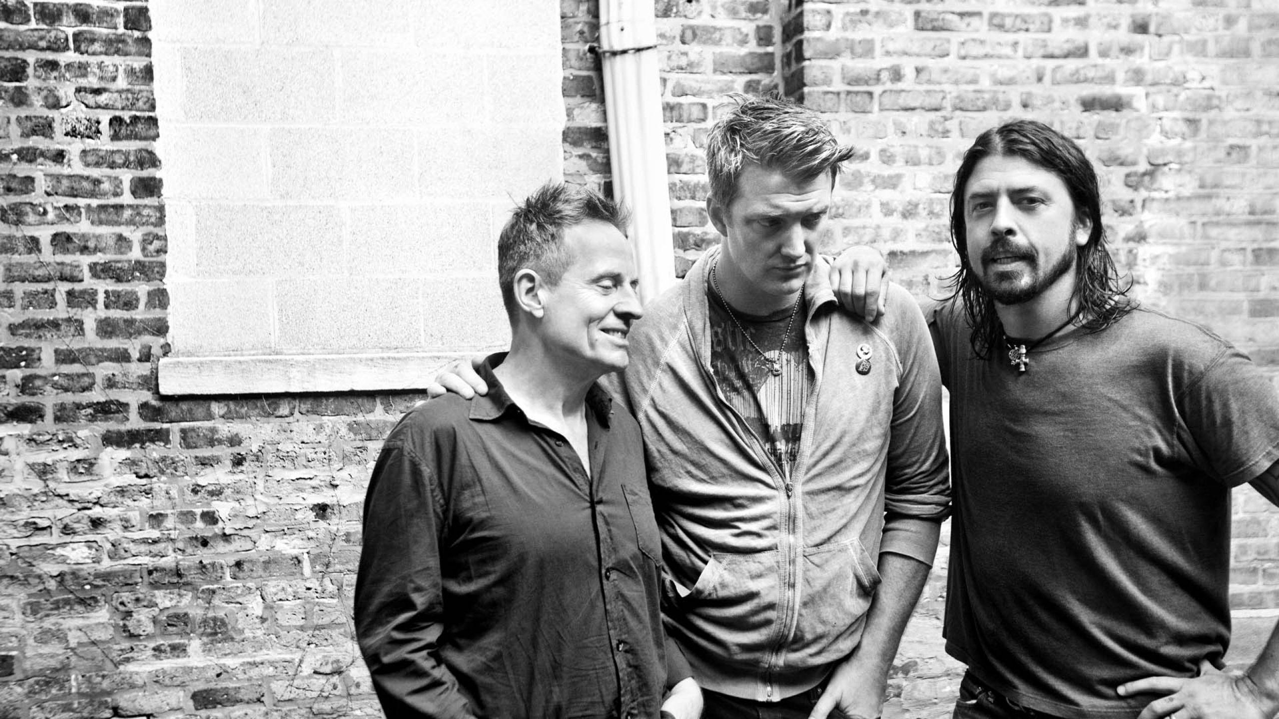 Download Wallpaper 2560x1440 Them crooked vultures, House, Wall