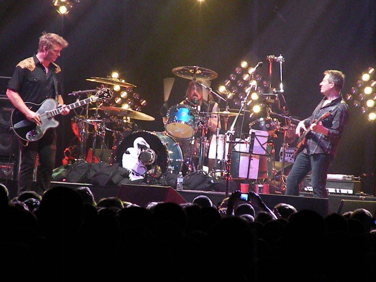 Lindsay's Music Musings: Them Crooked Vultures Toronto, May