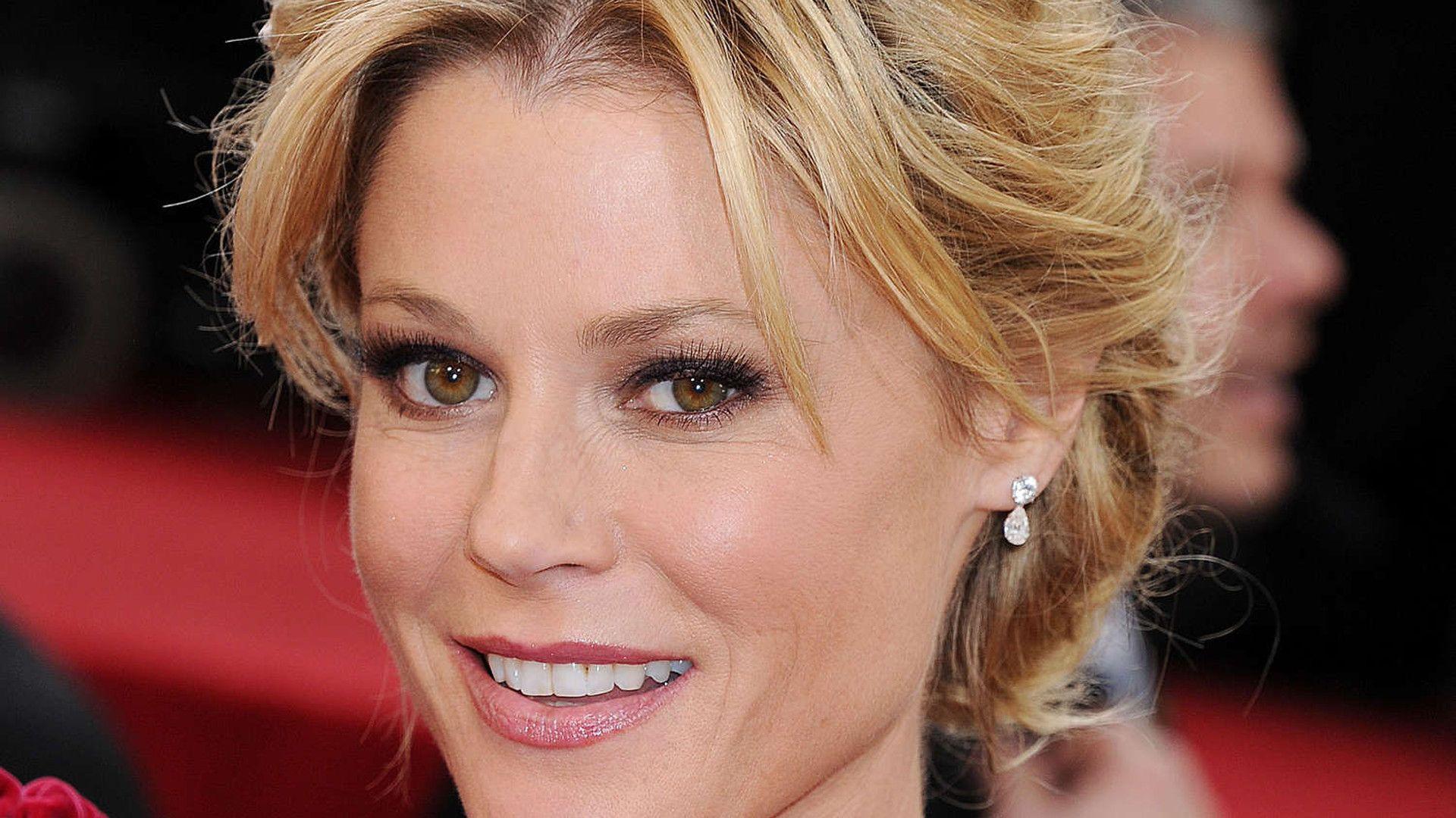 Julie Bowen Wallpaper