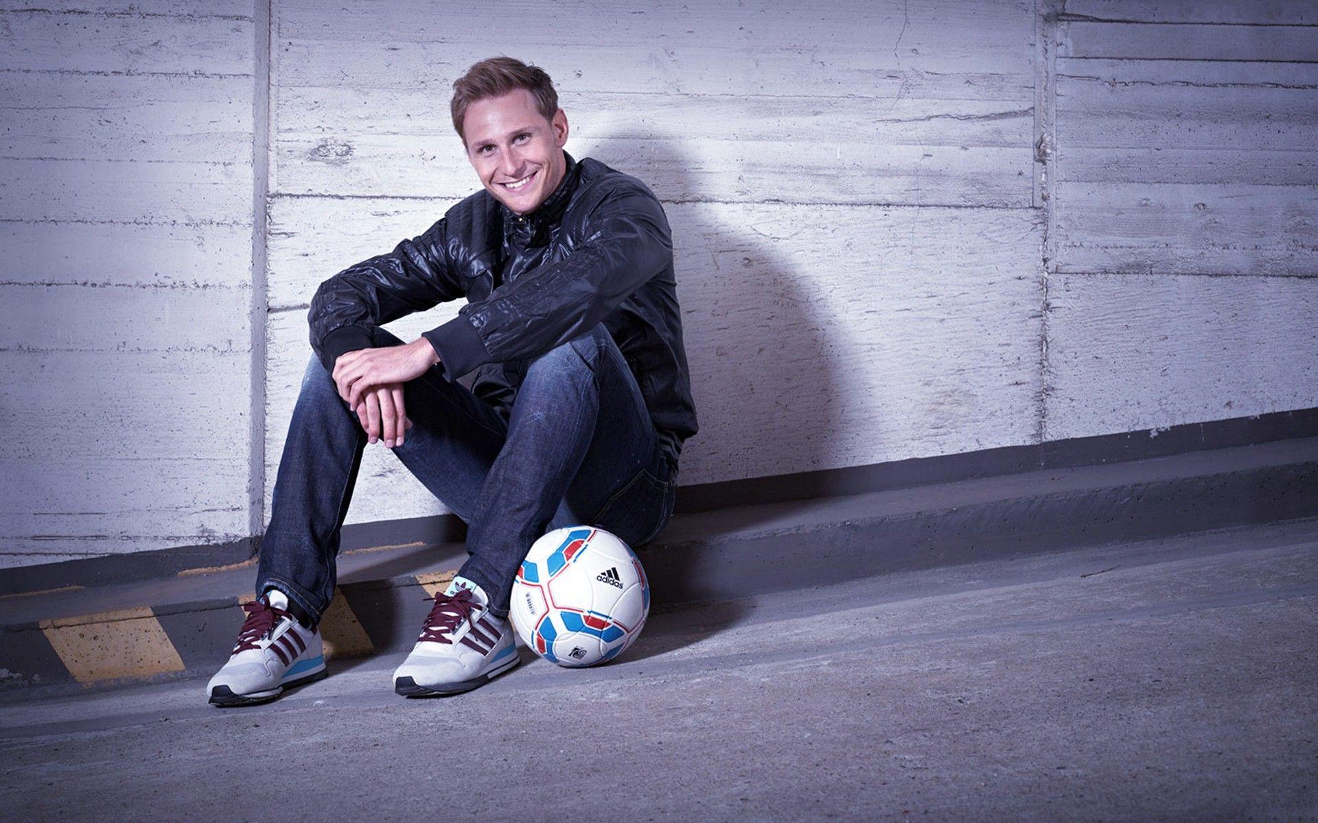 Benedikt Howedes in jeans HD wallpaper