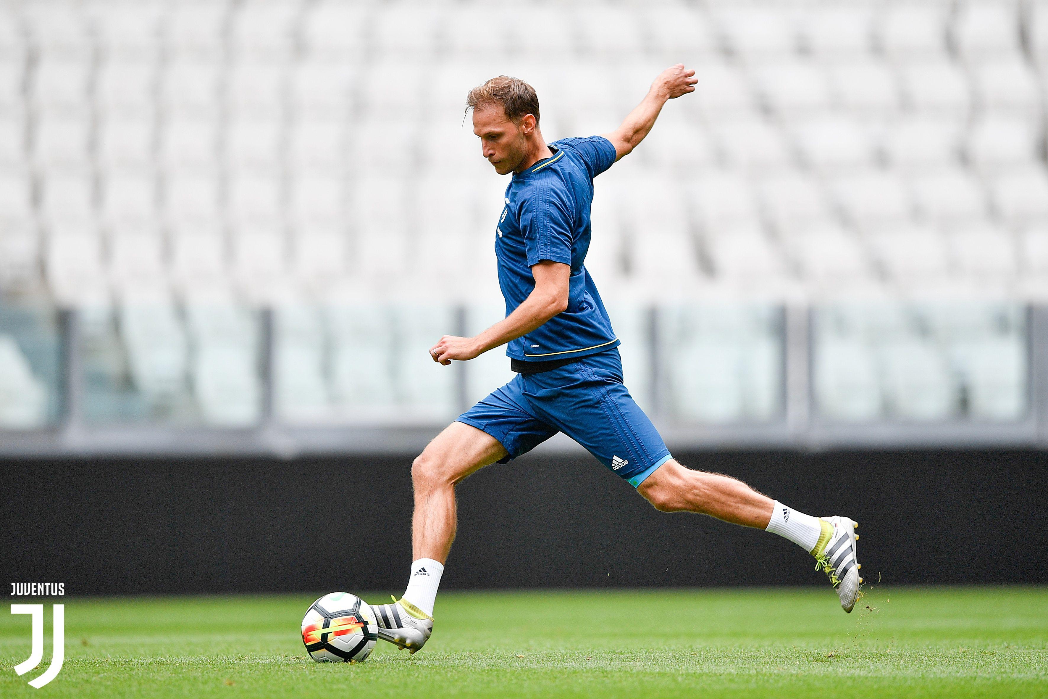 Benedikt Höwedes out for 4 weeks -Juvefc.com