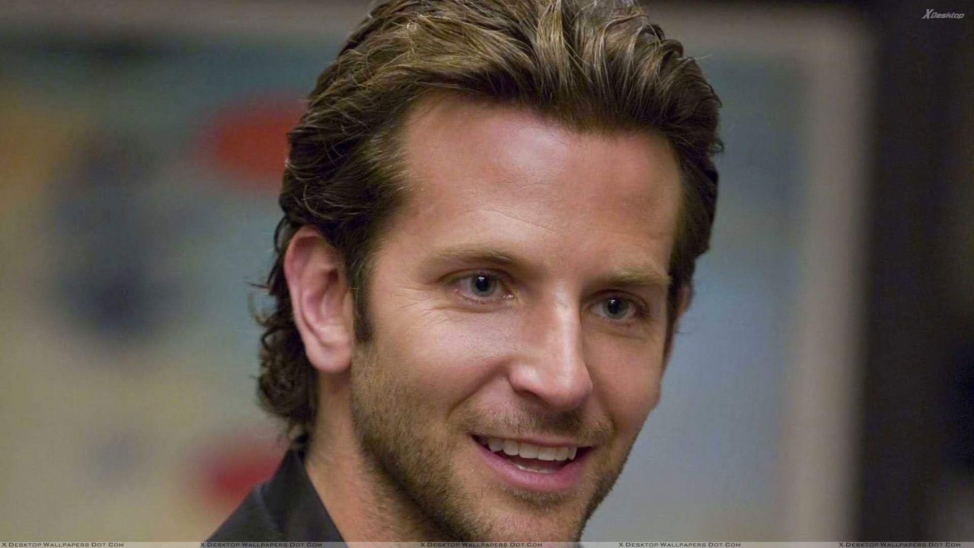 Bradley Cooper Talking With Someone Face Closeup Wallpaper