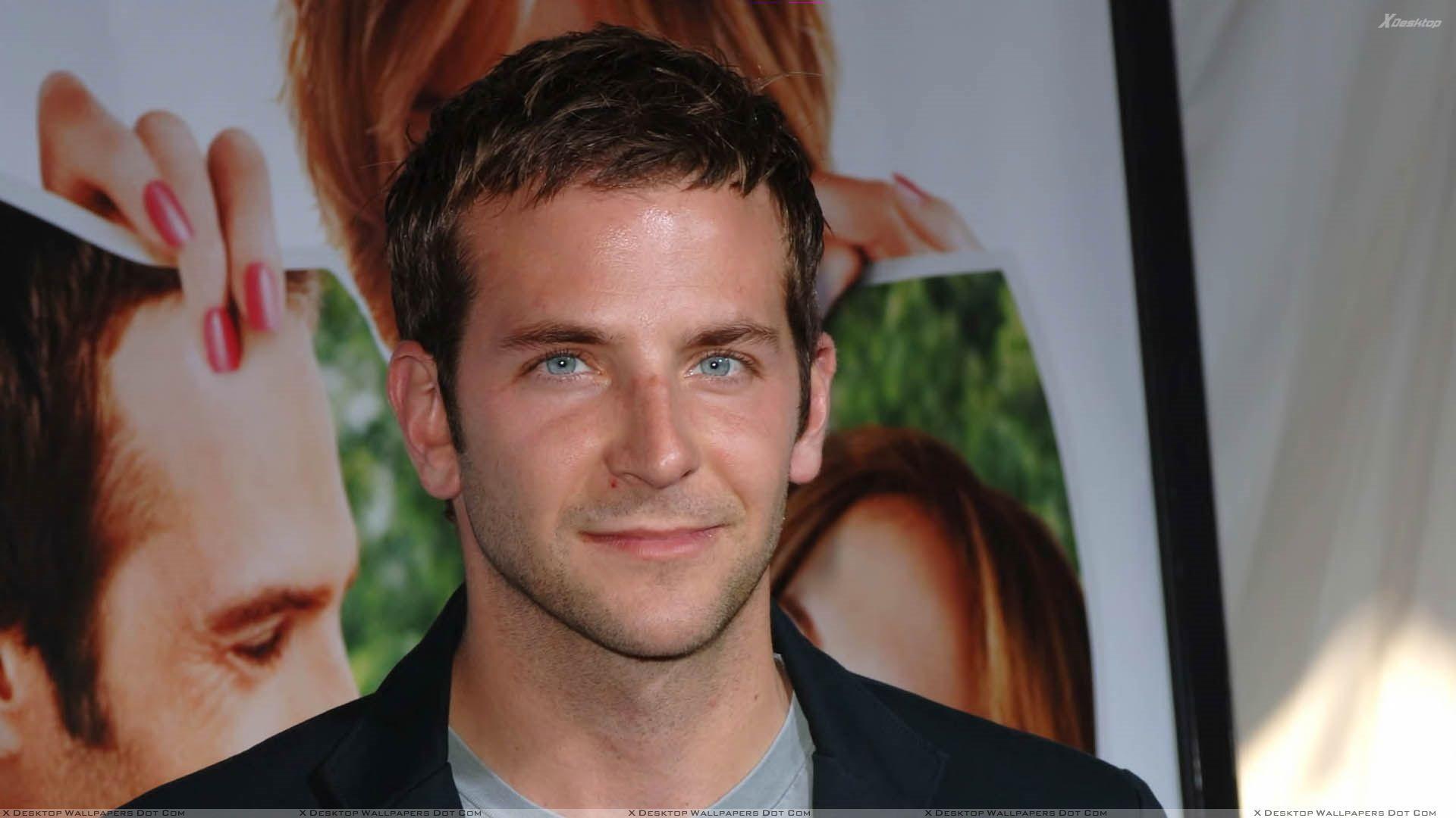 Bradley Cooper Cute Eyes Smiling Face Photohoot Wallpaper