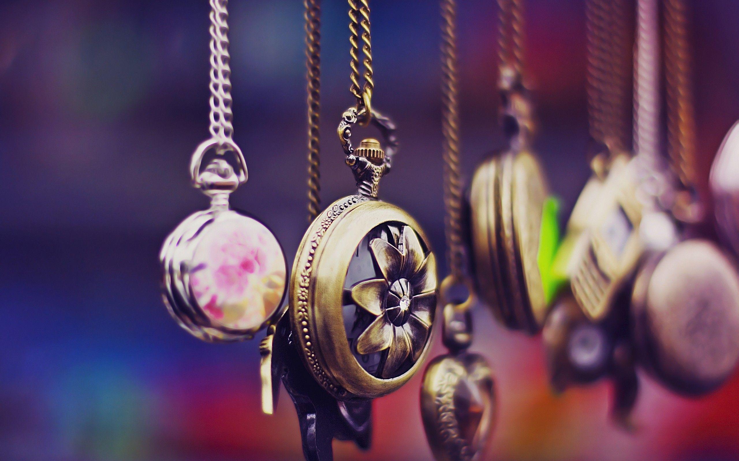 w8 4 u. Clocks and Wallpaper