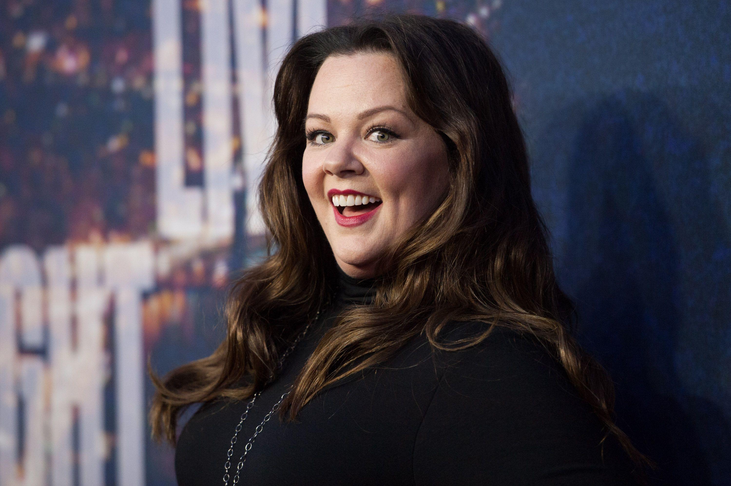 5. Melissa McCarthy's Blue Hair Inspires Fans to Try the Trend - wide 4
