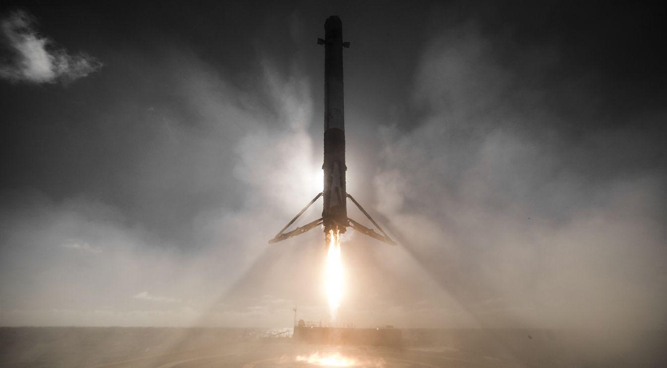 SpaceX posts amazing photo of Falcon 9 landing