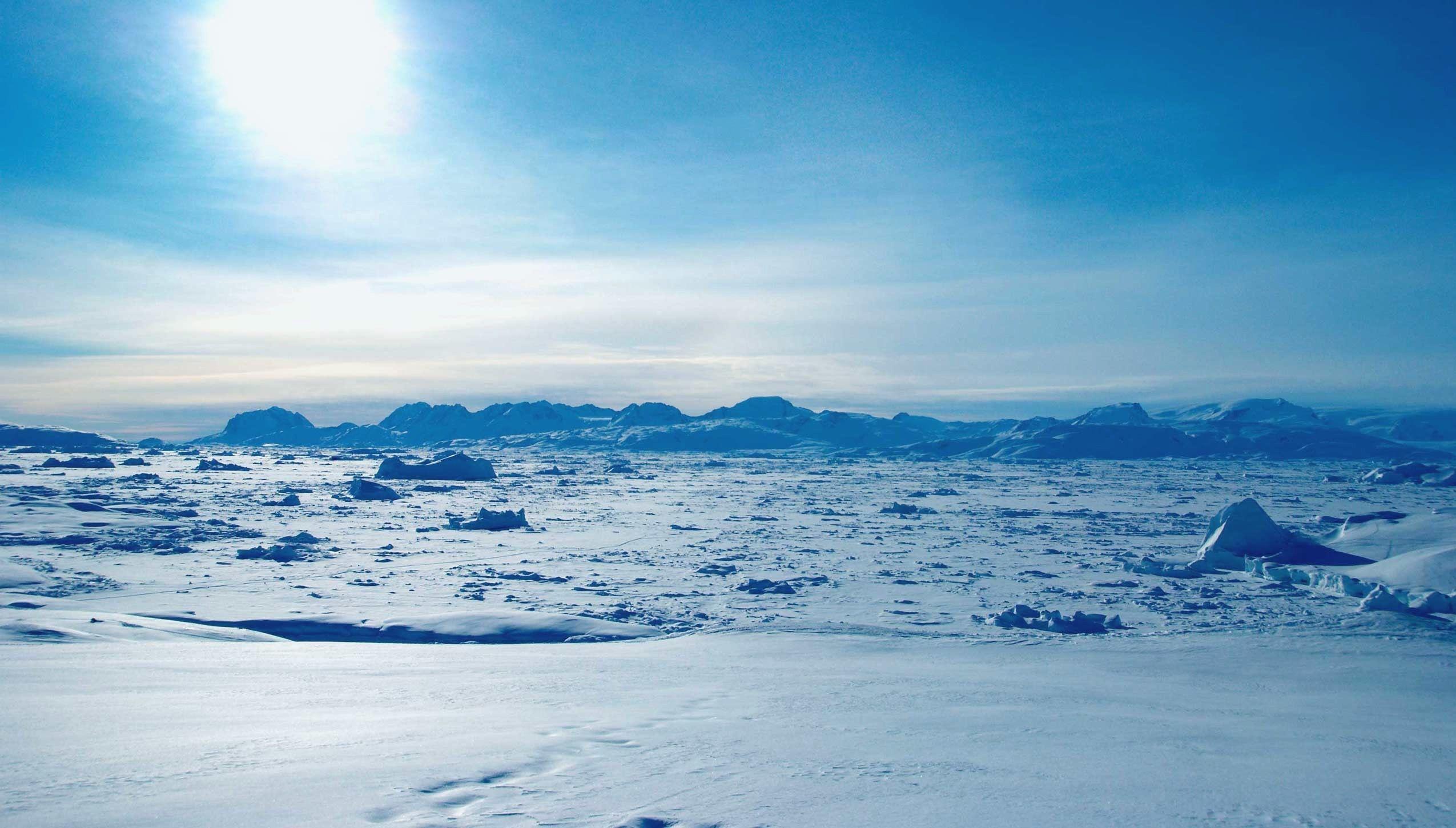 Антарктическая тундра. Арктика тундра Ледяная пустыня Гренландия. Зона арктических пустынь в Антарктиде. Арктика зона арктических пустынь. Ледяные пустыни Арктики.